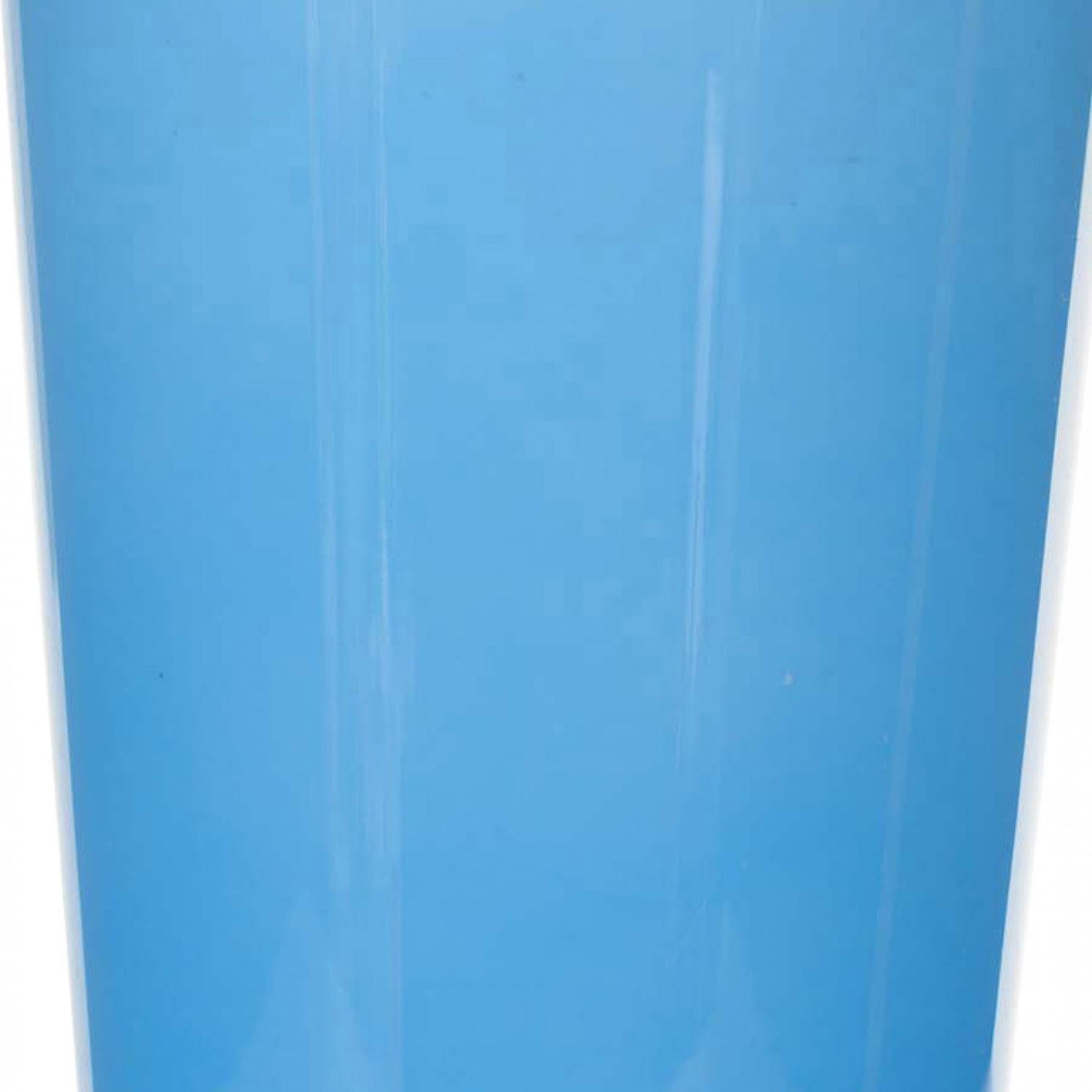 Skandinavische Vase aus blauem Glas aus der Mitte des Jahrhunderts (20. Jahrhundert) im Angebot