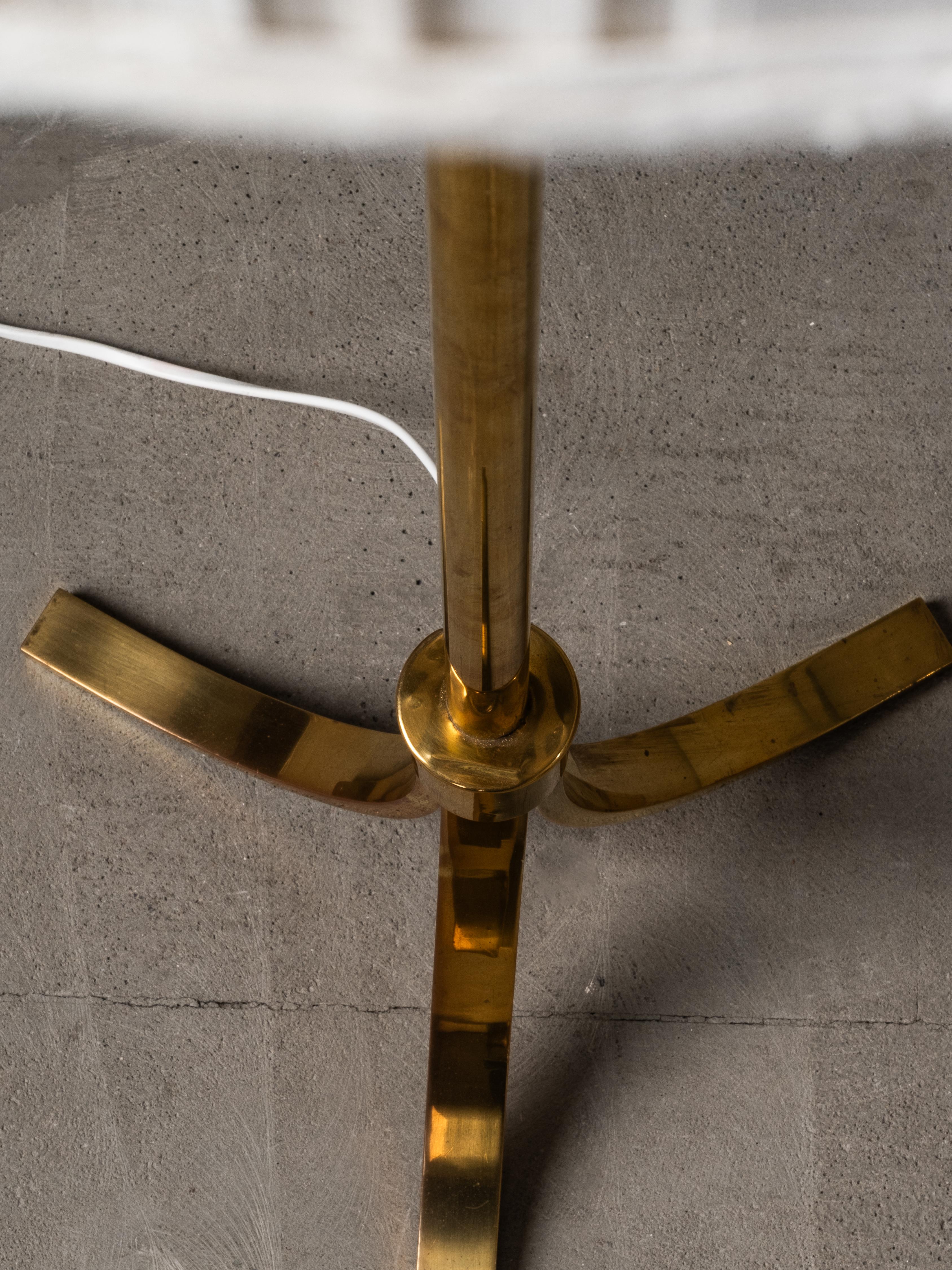 Lampada da terra scandinava di metà secolo in ottone e pelle, anni '50 in vendita 3