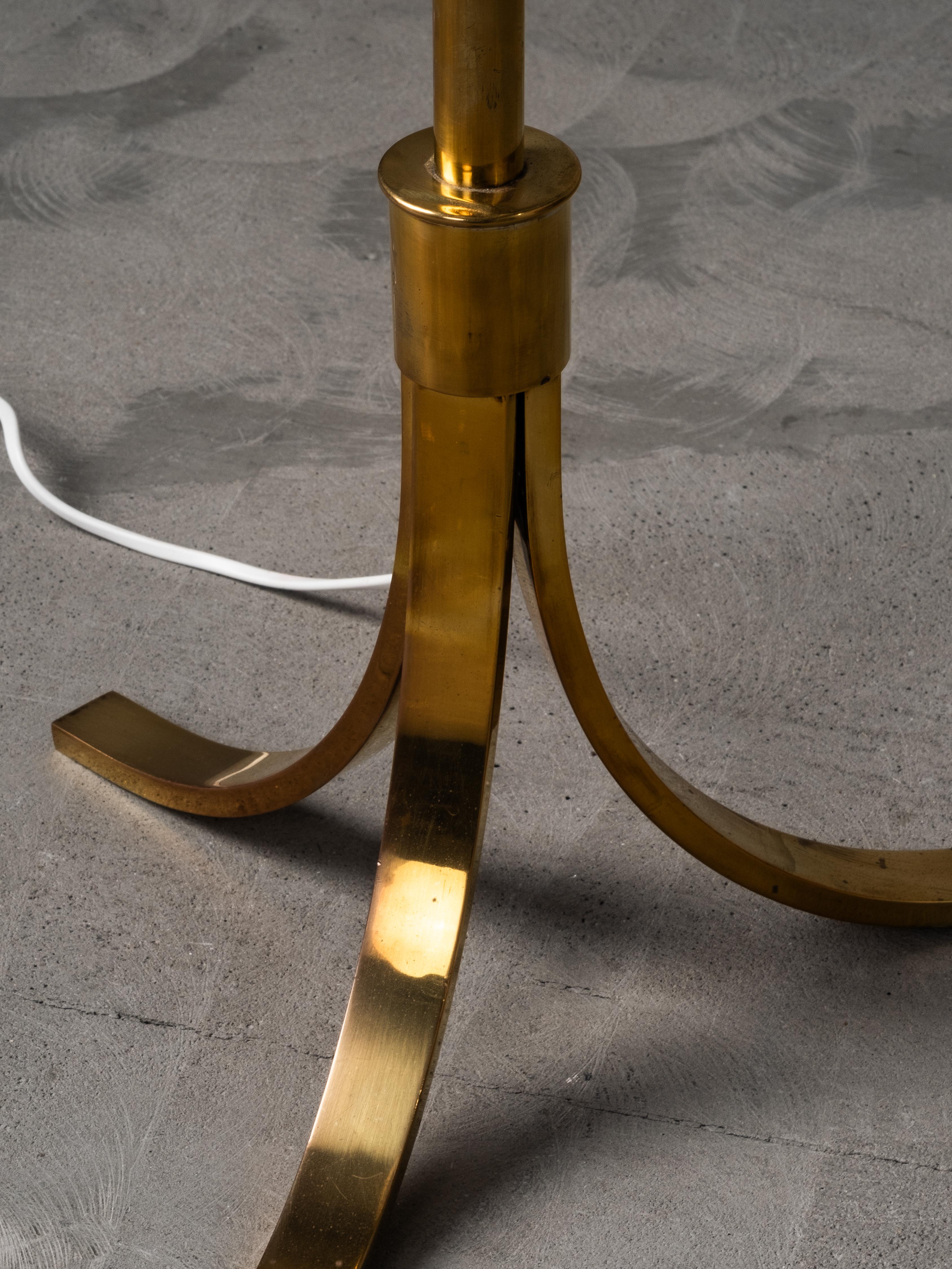 Lampada da terra scandinava di metà secolo in ottone e pelle, anni '50 in vendita 4