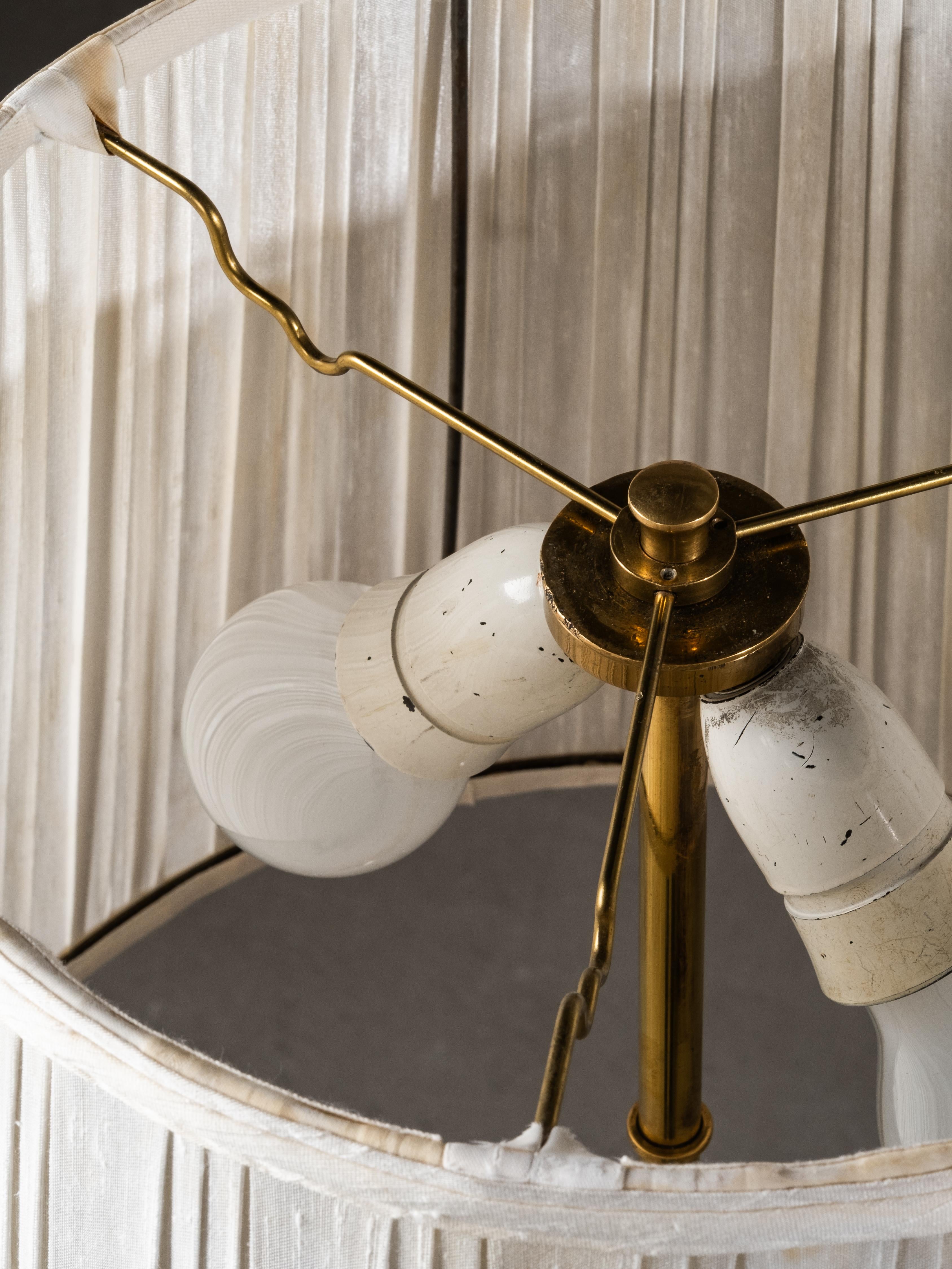 Lampada da terra scandinava di metà secolo in ottone e pelle, anni '50 in vendita 7