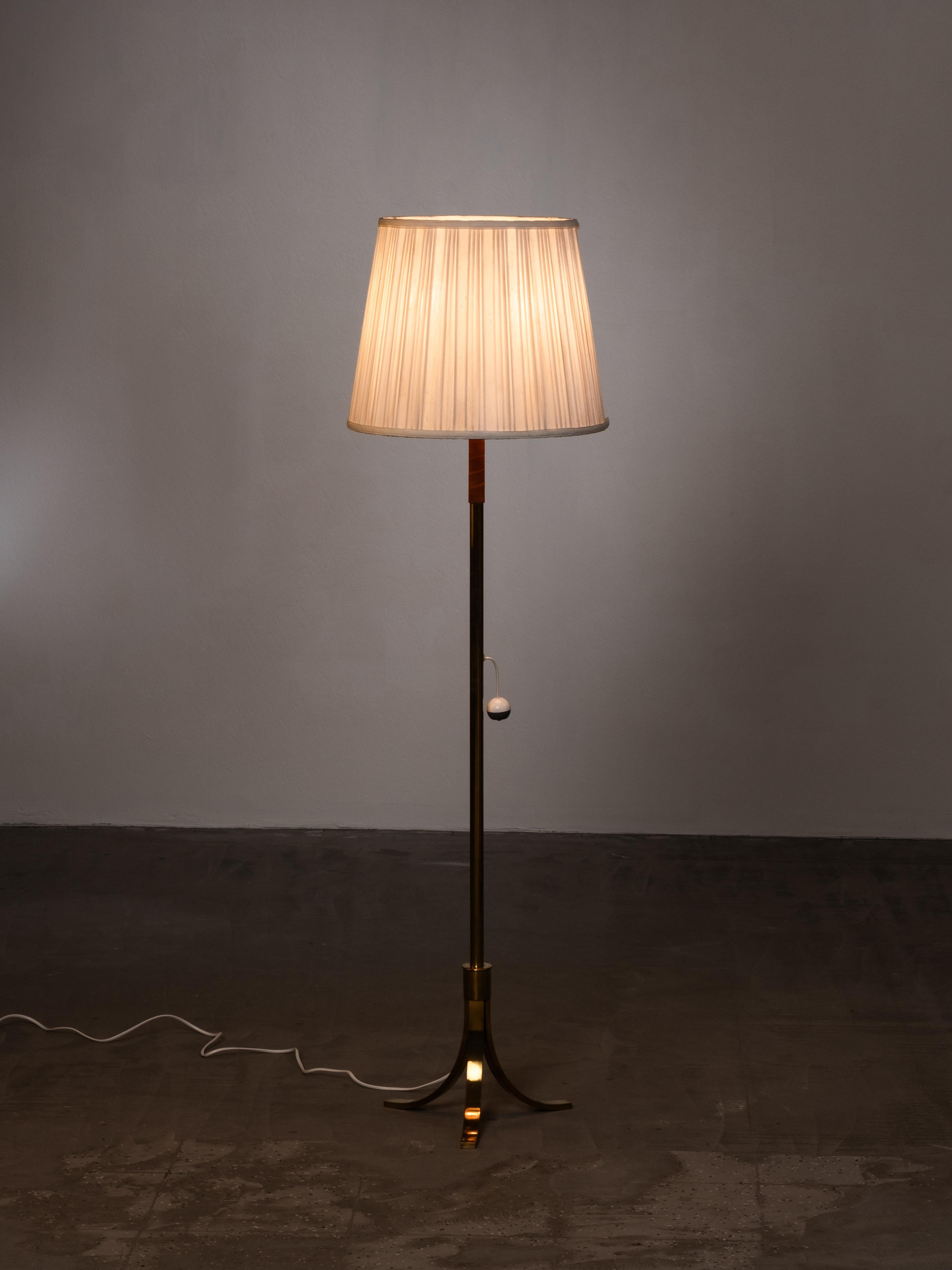 Lampada da terra scandinava di metà secolo in ottone e pelle, anni '50 in vendita 8