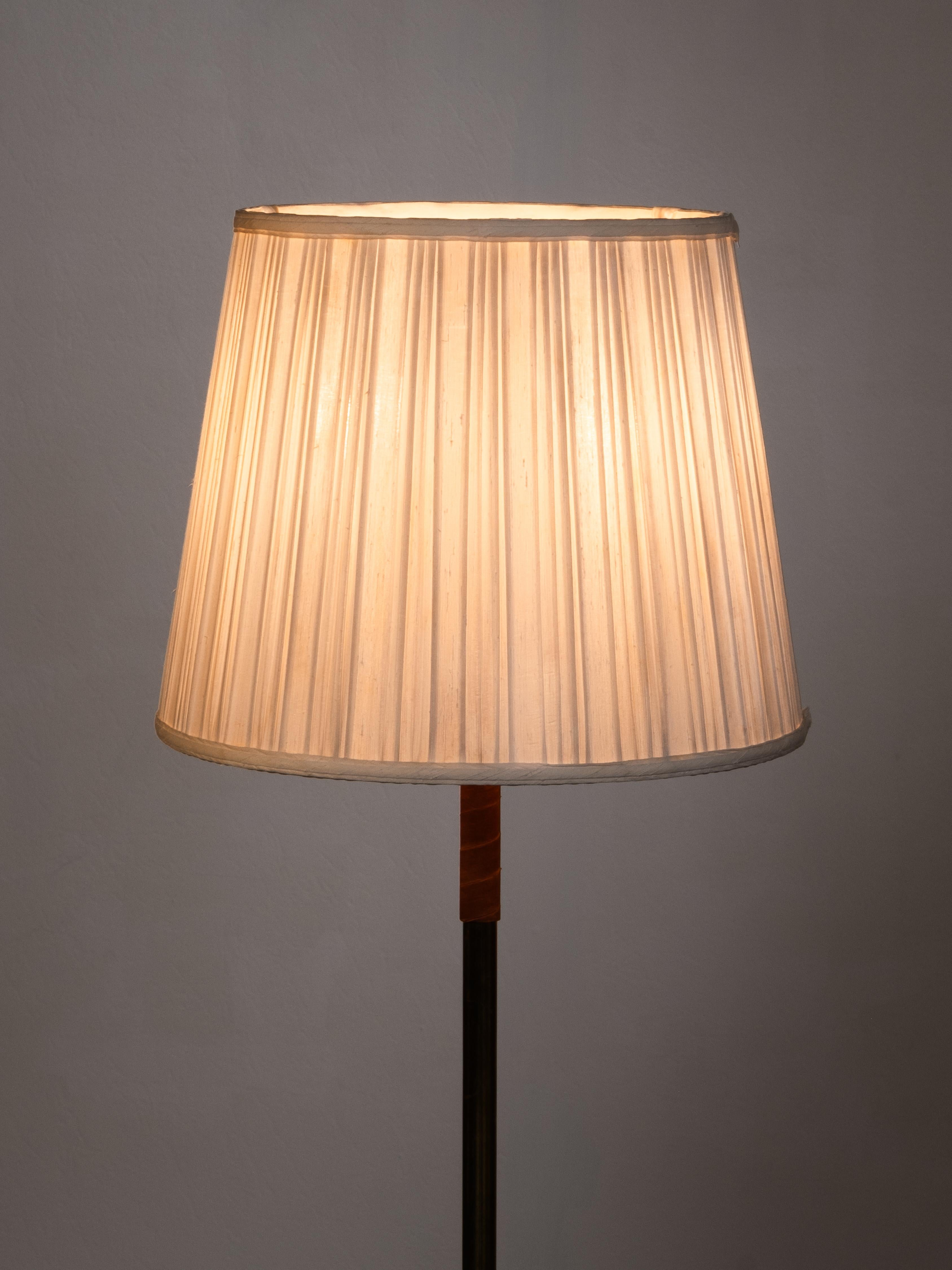 Lampada da terra scandinava di metà secolo in ottone e pelle, anni '50 in vendita 9