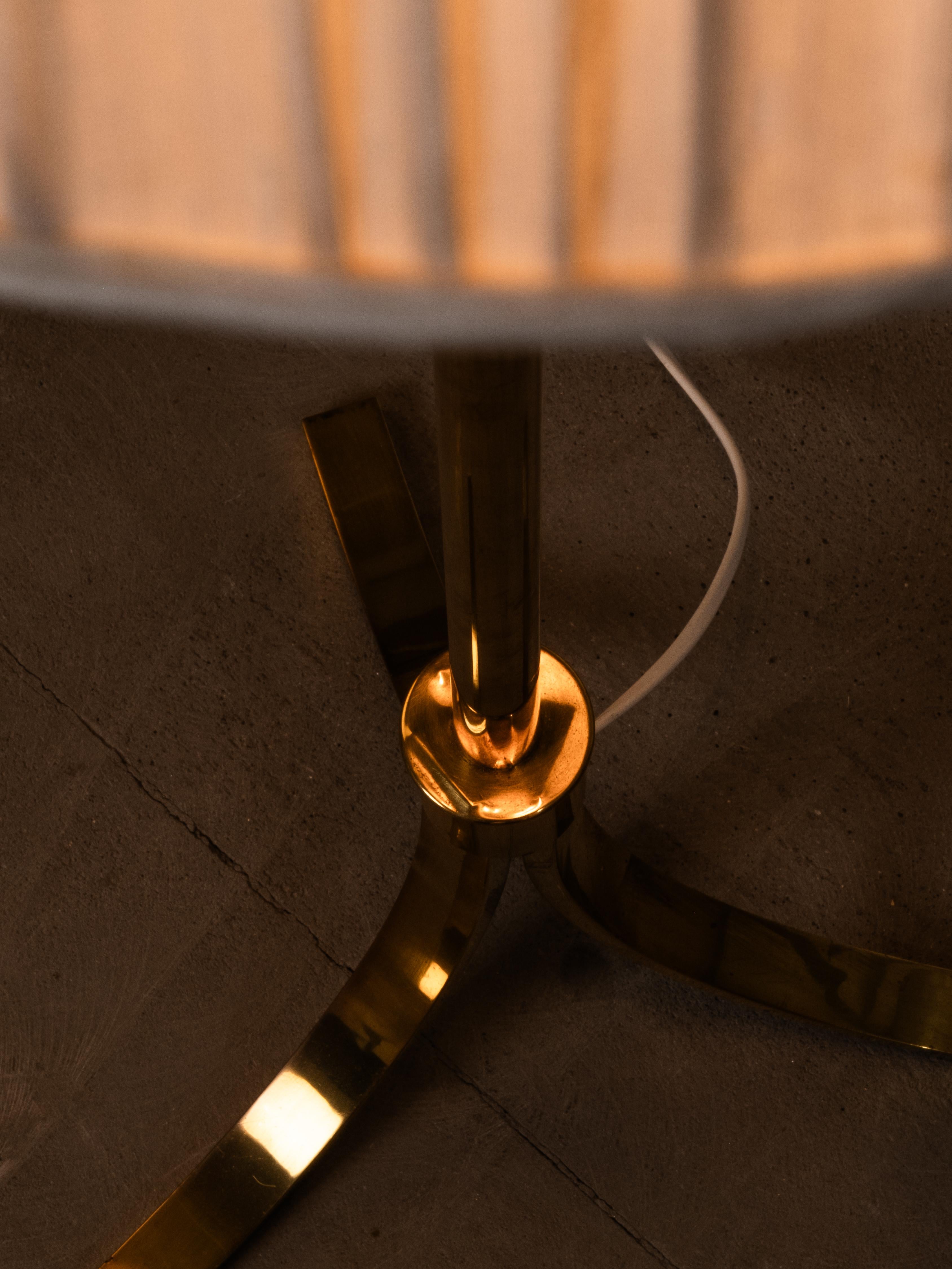 Lampada da terra scandinava di metà secolo in ottone e pelle, anni '50 in vendita 10