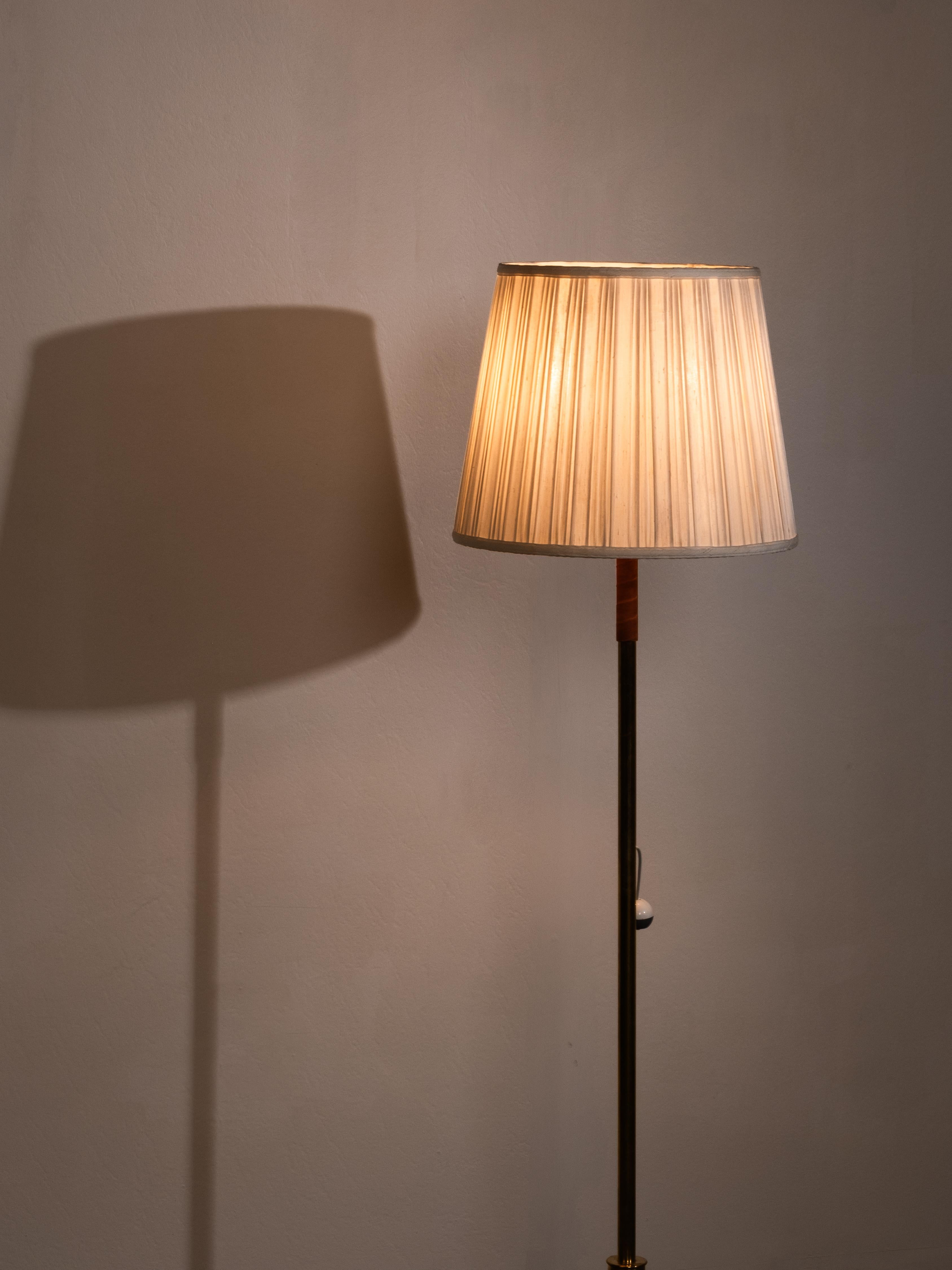 Lampada da terra scandinava di metà secolo in ottone e pelle, anni '50 in vendita 11