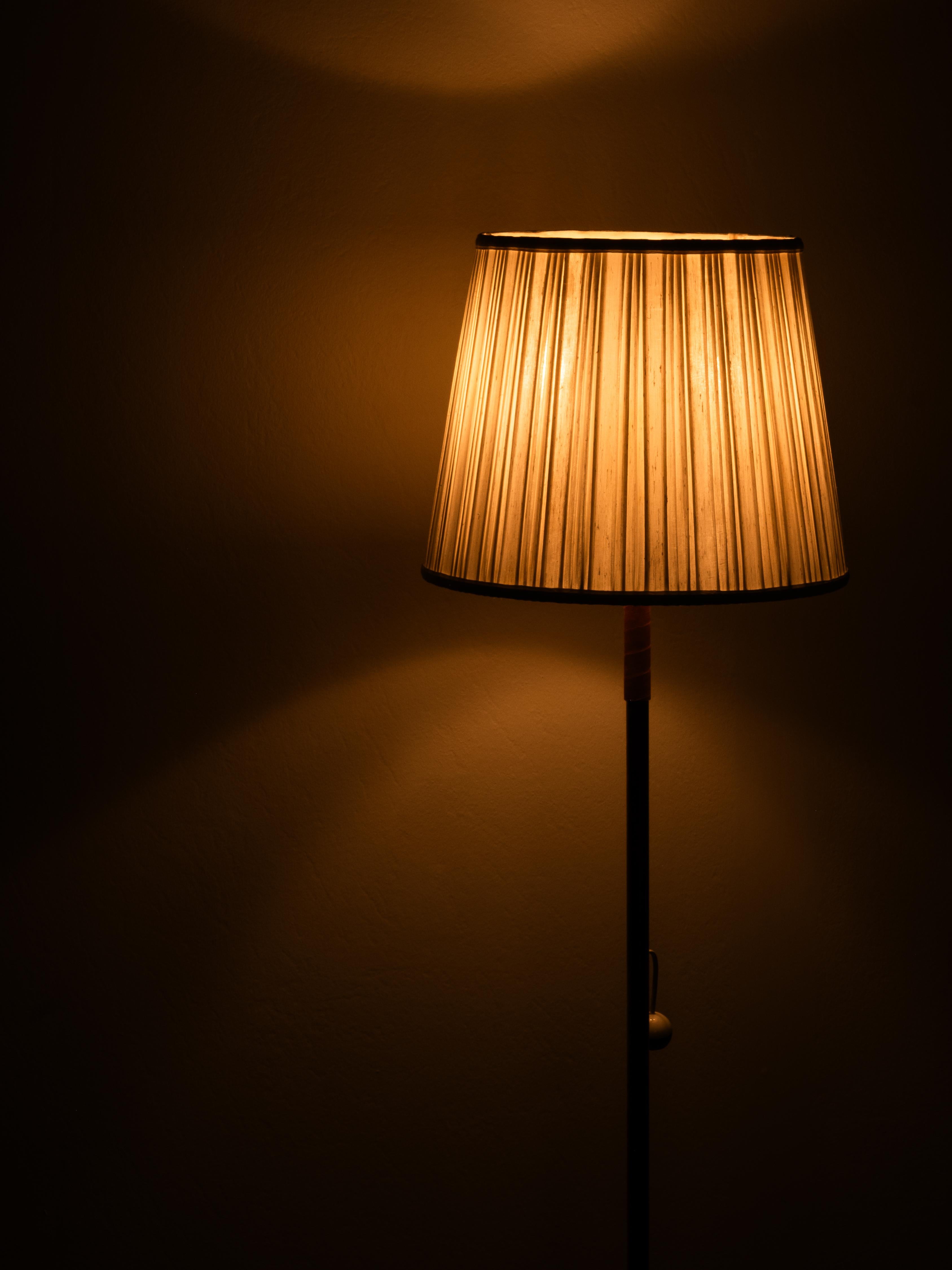 Lampada da terra scandinava di metà secolo in ottone e pelle, anni '50 in vendita 12