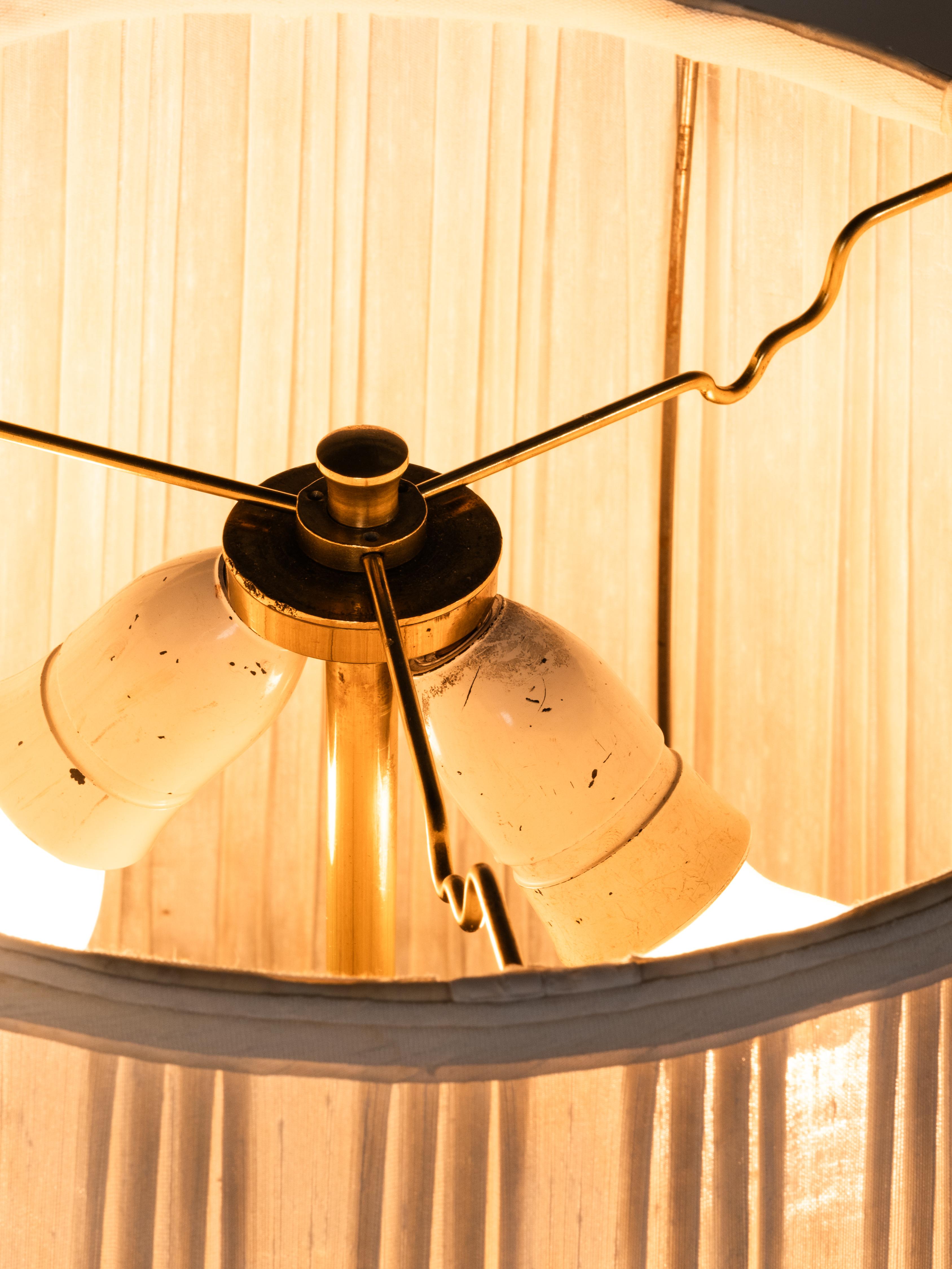 Lampada da terra scandinava di metà secolo in ottone e pelle, anni '50 in vendita 13