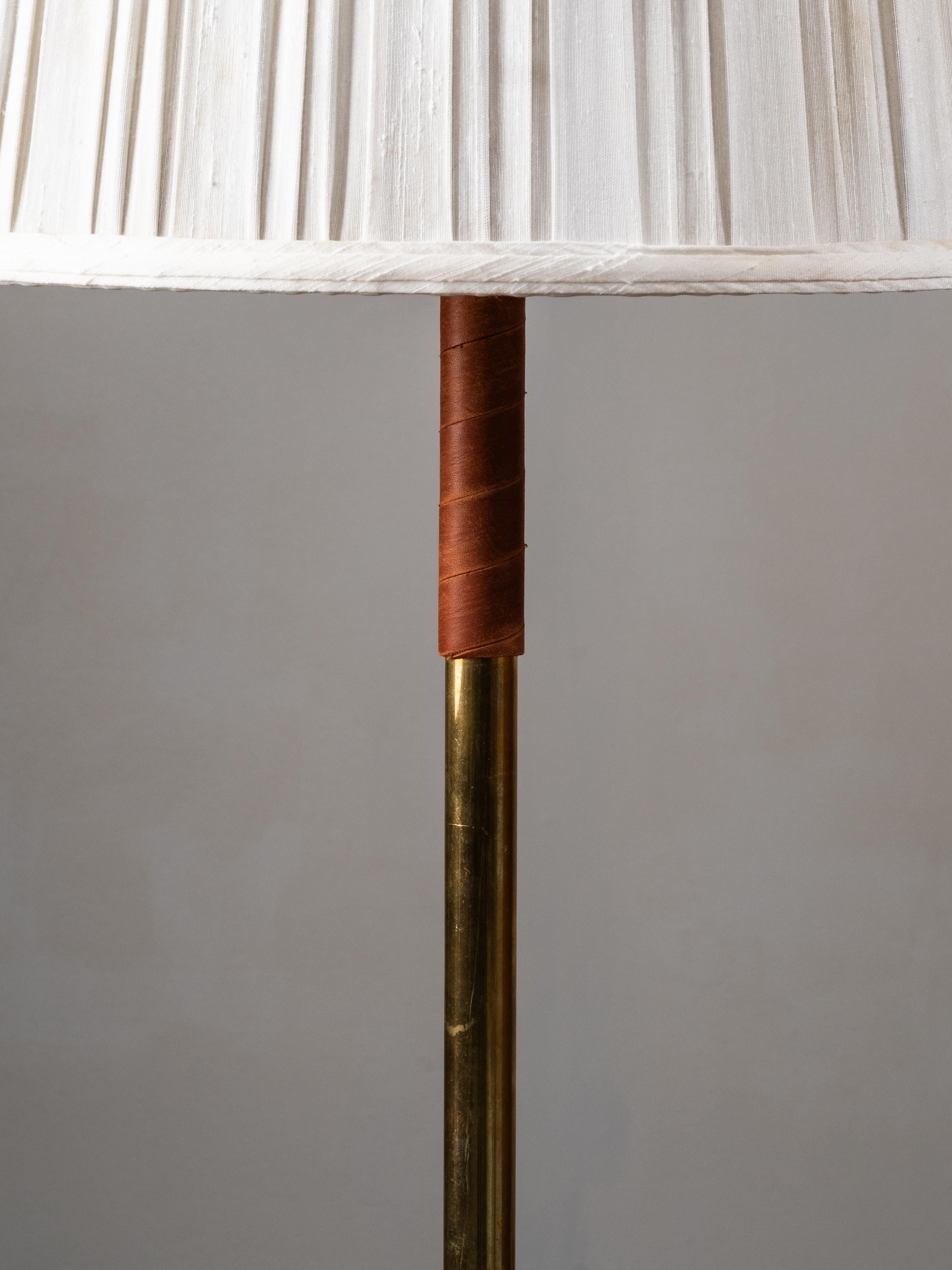 Scandinavo moderno Lampada da terra scandinava di metà secolo in ottone e pelle, anni '50 in vendita