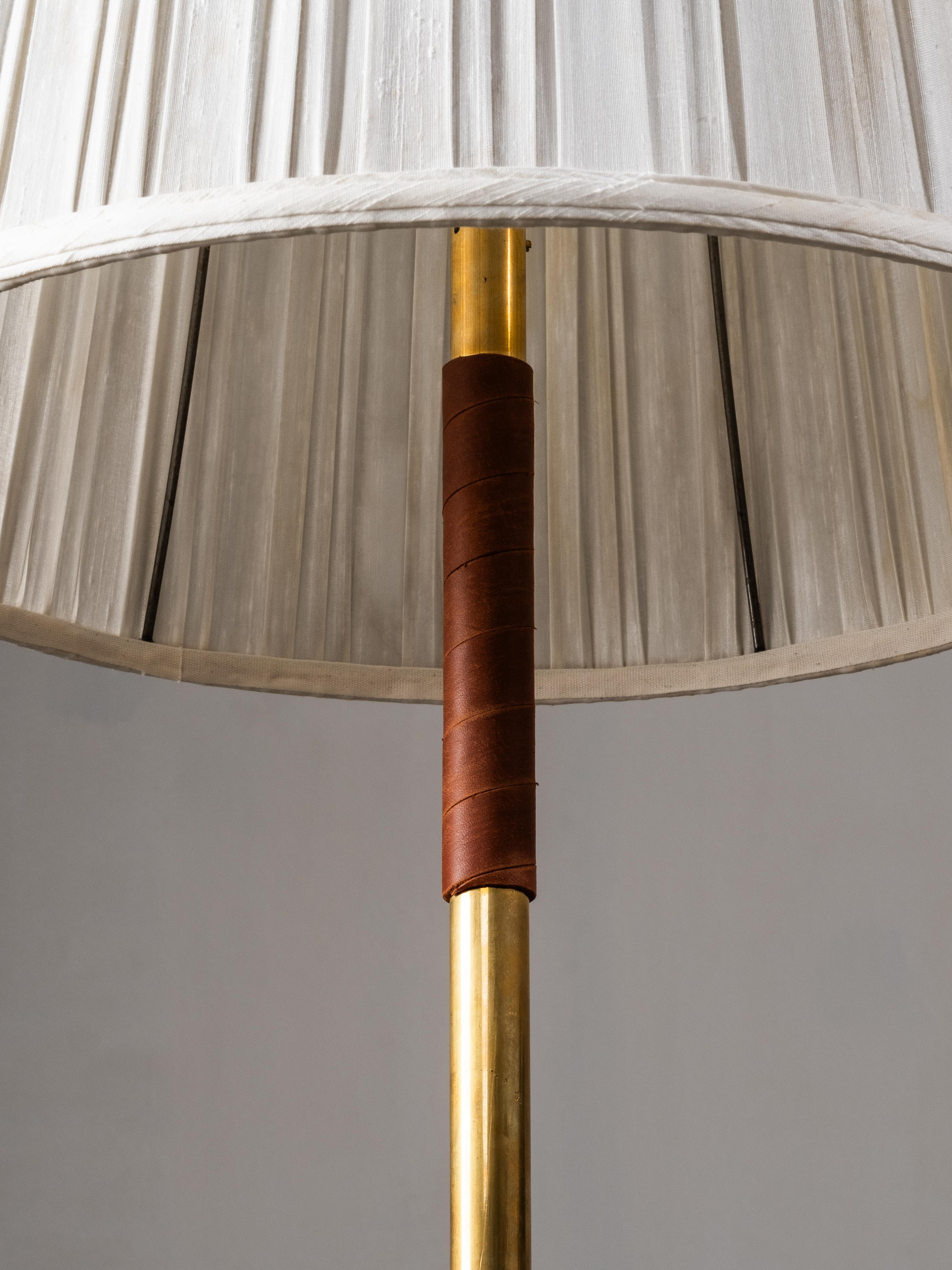 Scandinavo Lampada da terra scandinava di metà secolo in ottone e pelle, anni '50 in vendita