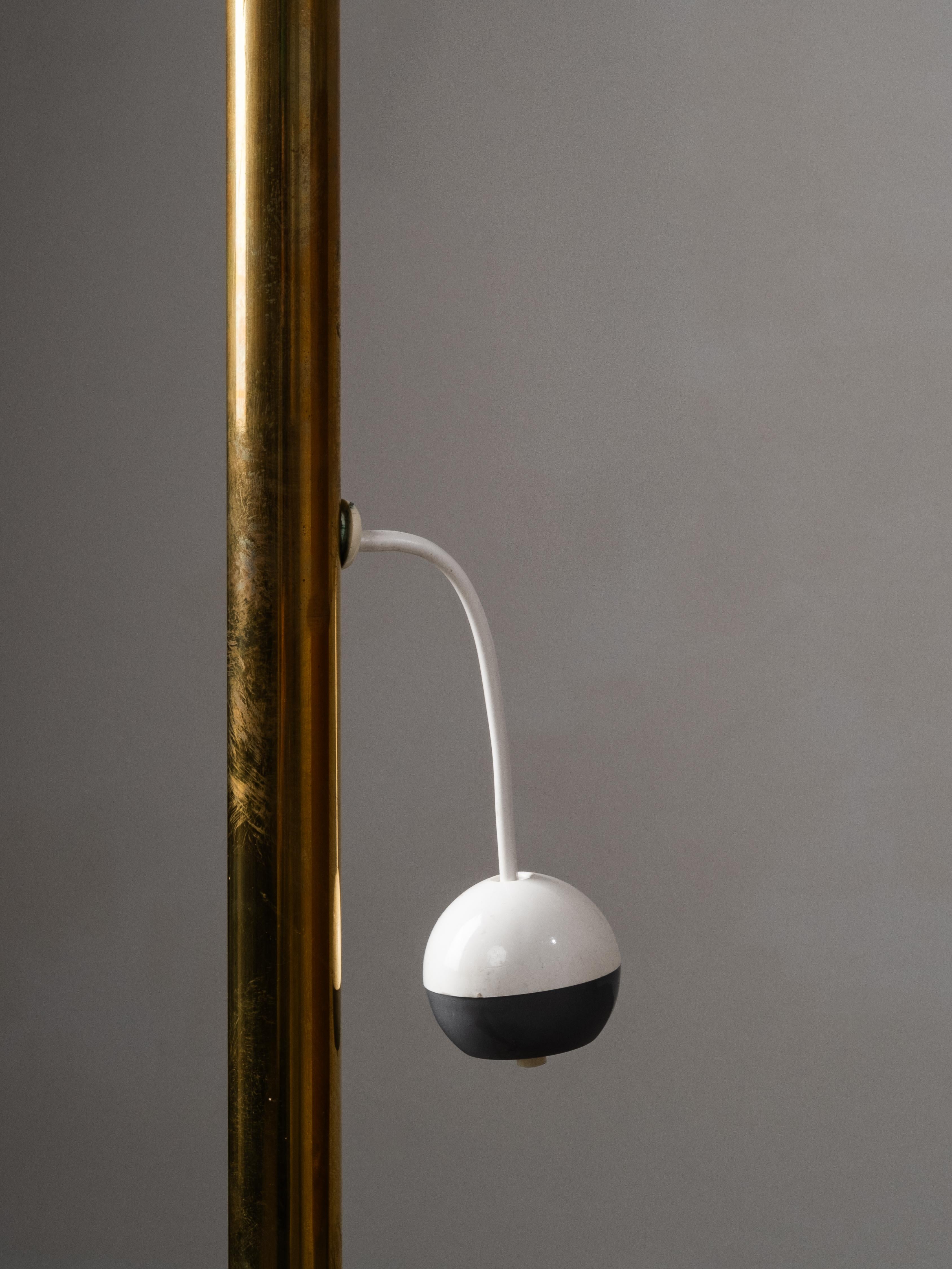 Lampada da terra scandinava di metà secolo in ottone e pelle, anni '50 In condizioni buone in vendita a Karis, Nyland