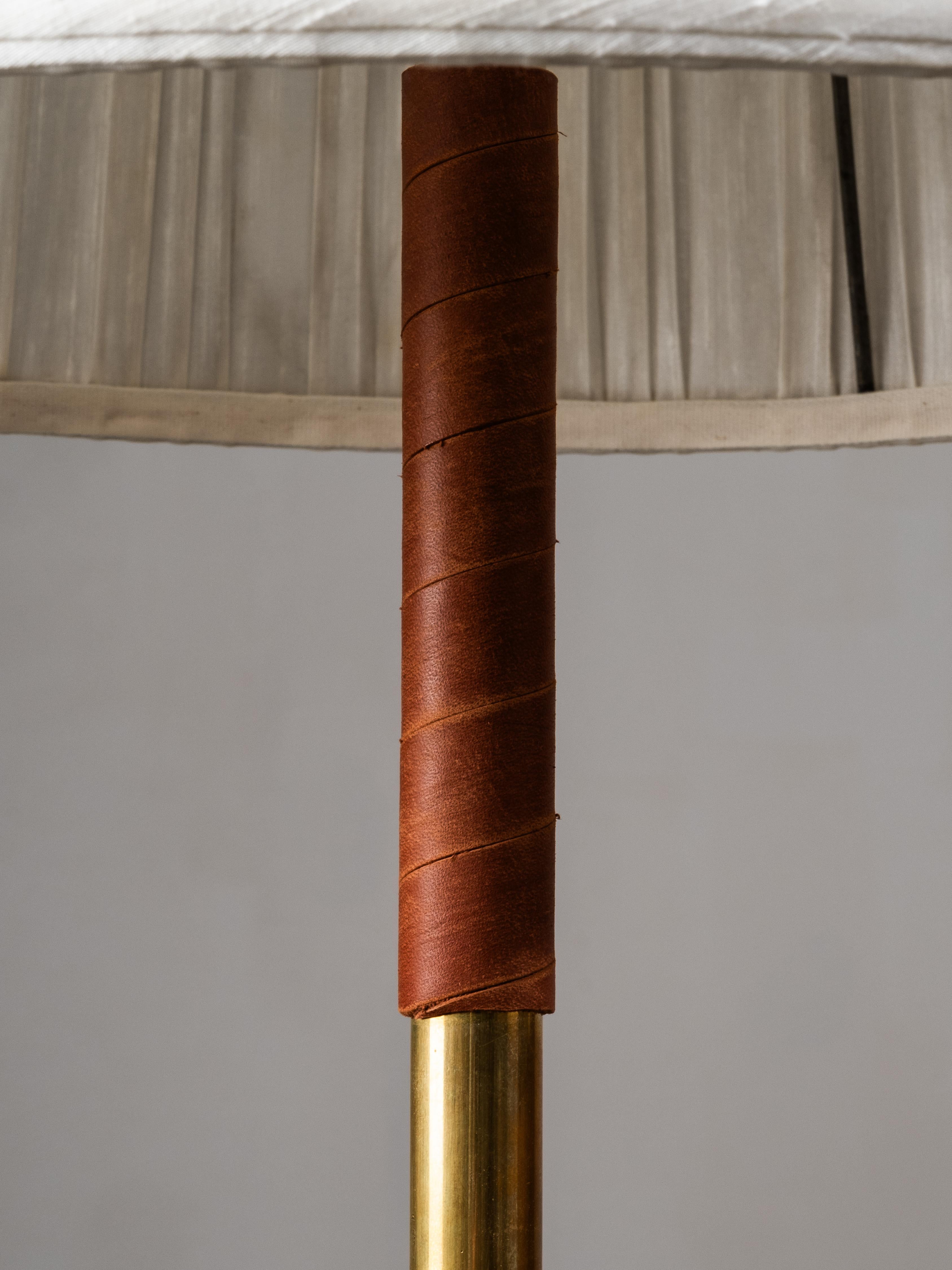 Metà XX secolo Lampada da terra scandinava di metà secolo in ottone e pelle, anni '50 in vendita