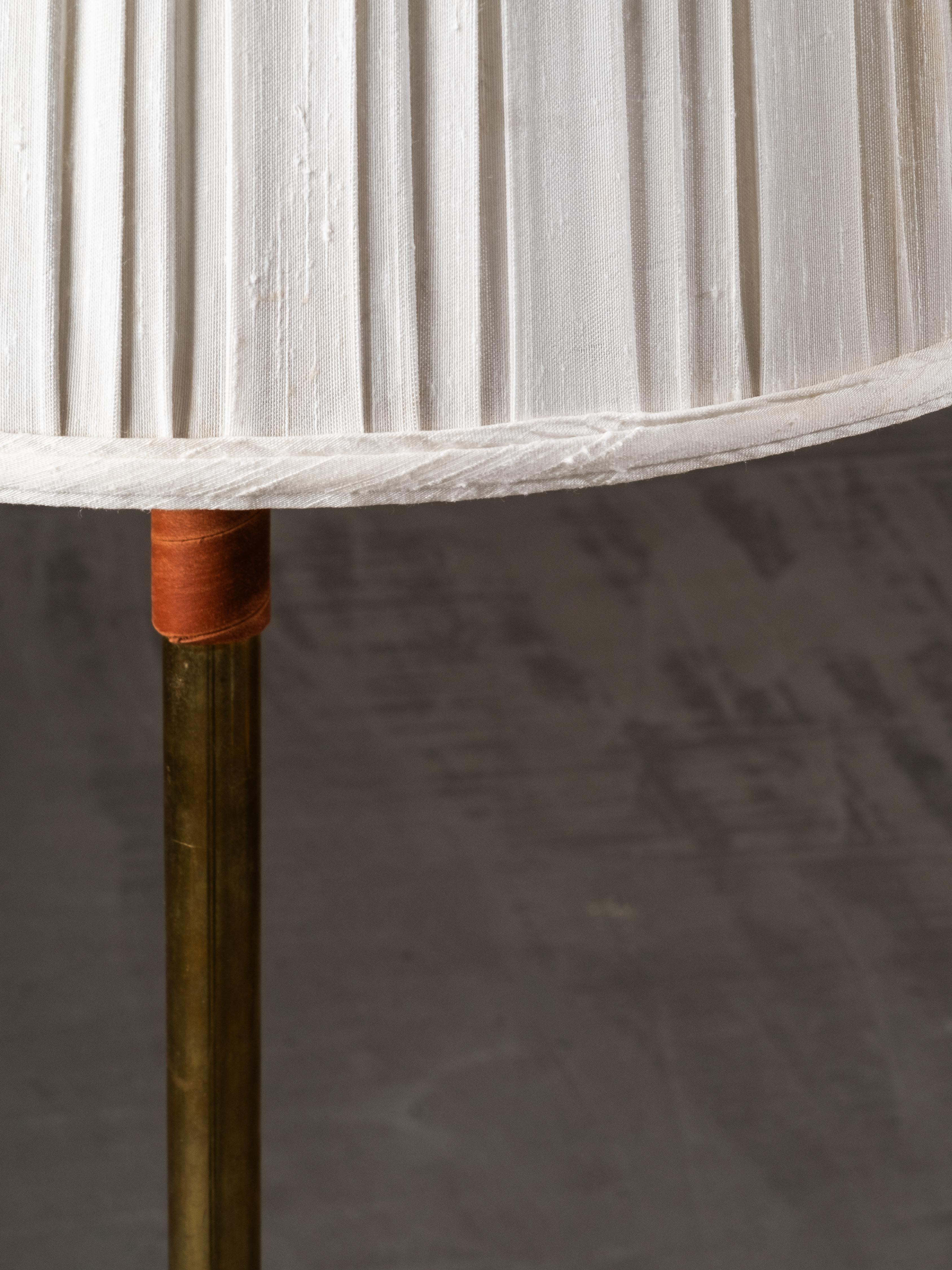 Tessuto Lampada da terra scandinava di metà secolo in ottone e pelle, anni '50 in vendita