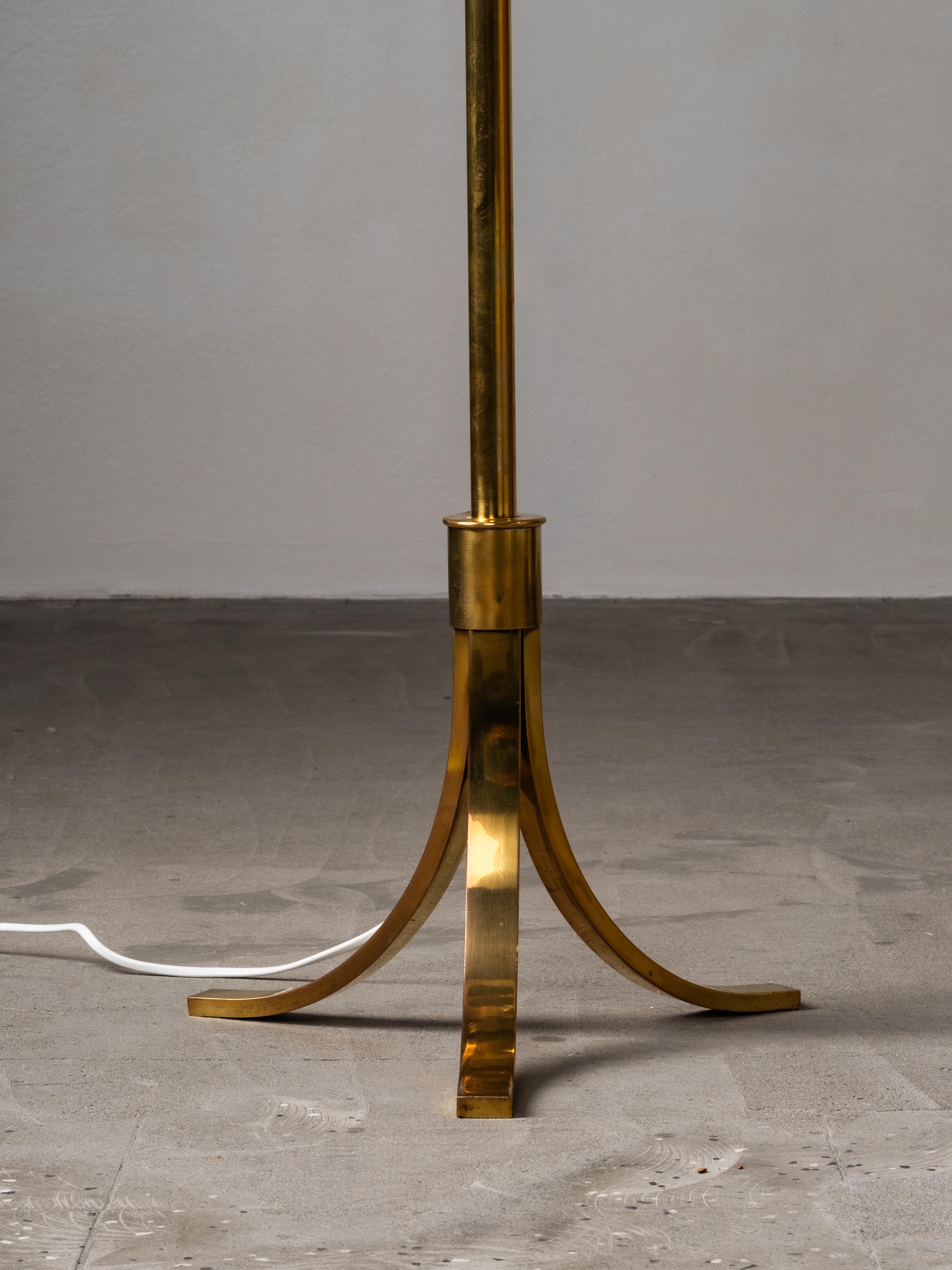 Lampada da terra scandinava di metà secolo in ottone e pelle, anni '50 in vendita 1