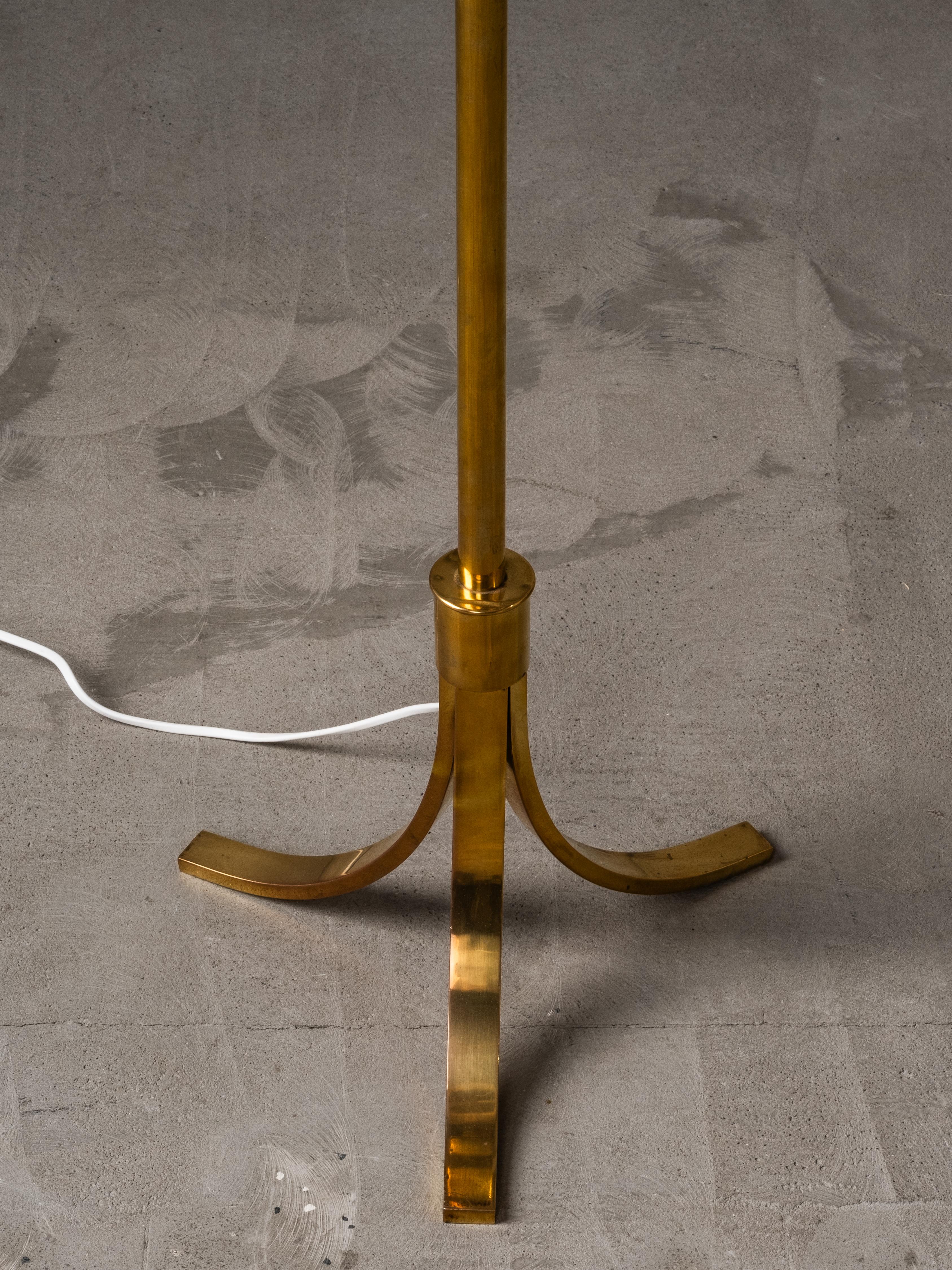 Lampada da terra scandinava di metà secolo in ottone e pelle, anni '50 in vendita 2