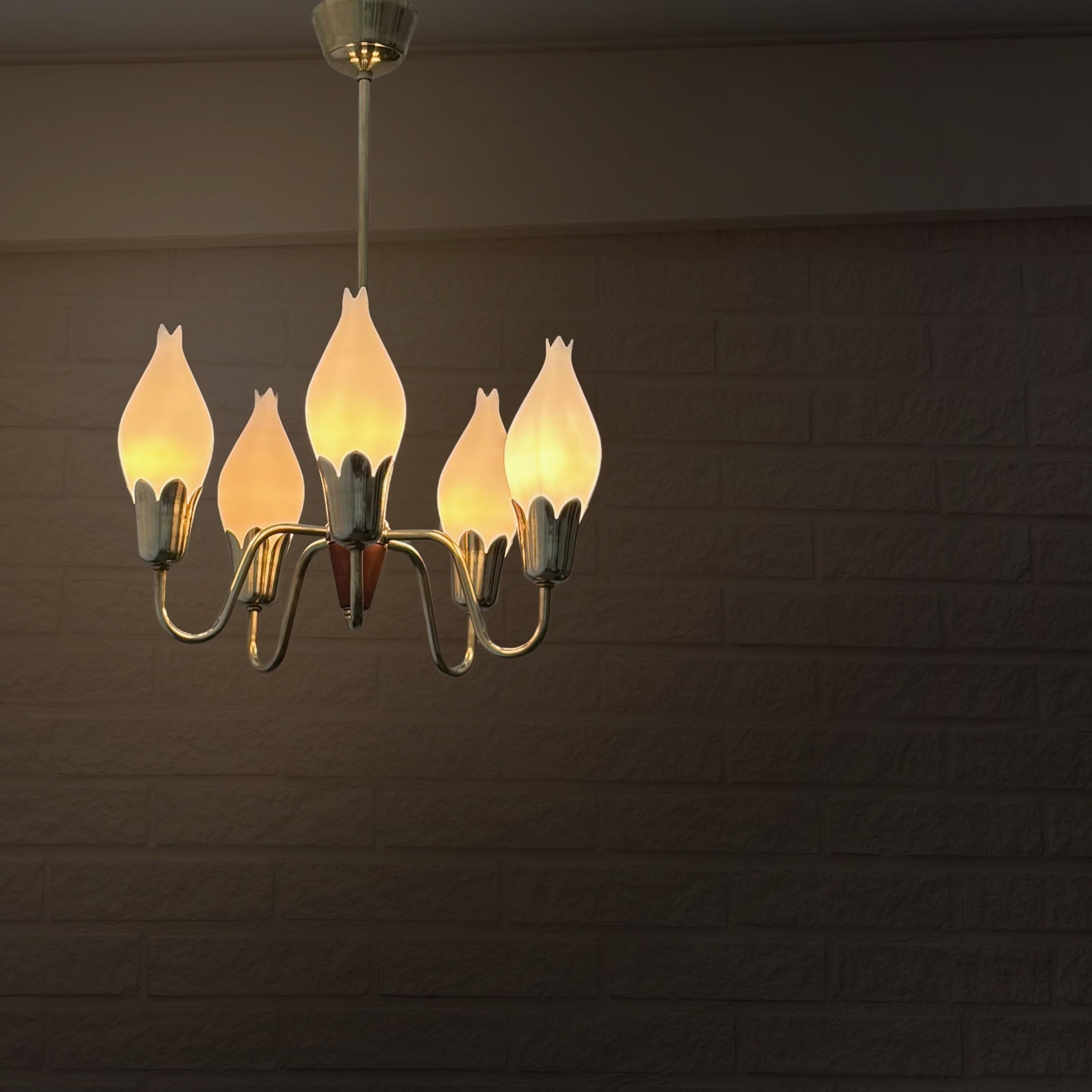 Lampadario scandinavo di metà secolo in ottone Tulip, Fog & Mørup, Danimarca, anni '50 in vendita 7