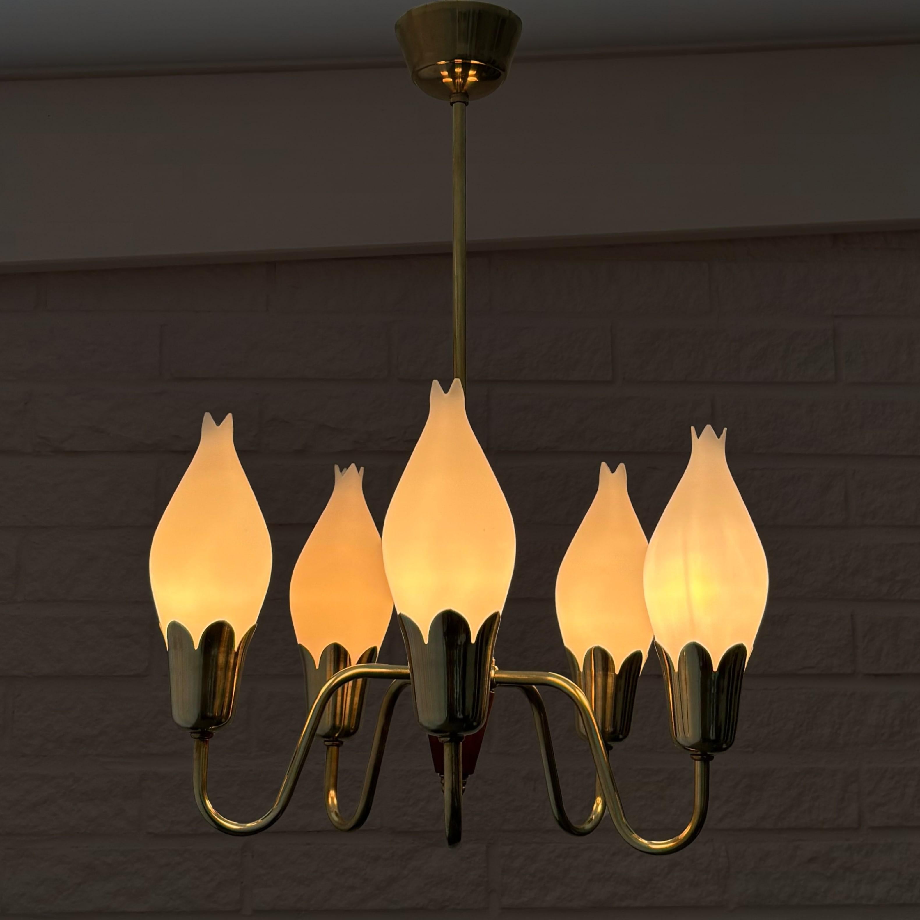 Scandinavo moderno Lampadario scandinavo di metà secolo in ottone Tulip, Fog & Mørup, Danimarca, anni '50 in vendita