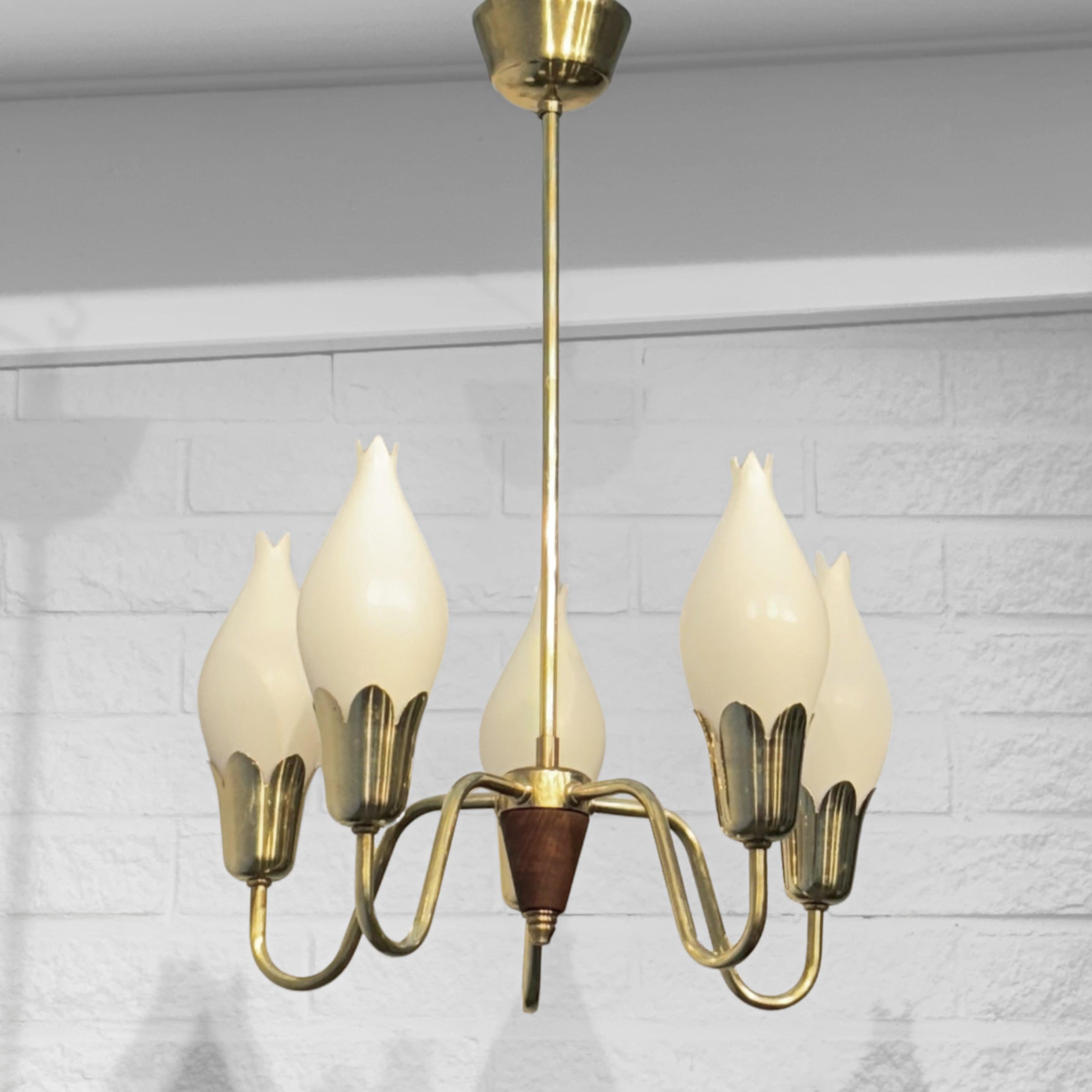 Danese Lampadario scandinavo di metà secolo in ottone Tulip, Fog & Mørup, Danimarca, anni '50 in vendita