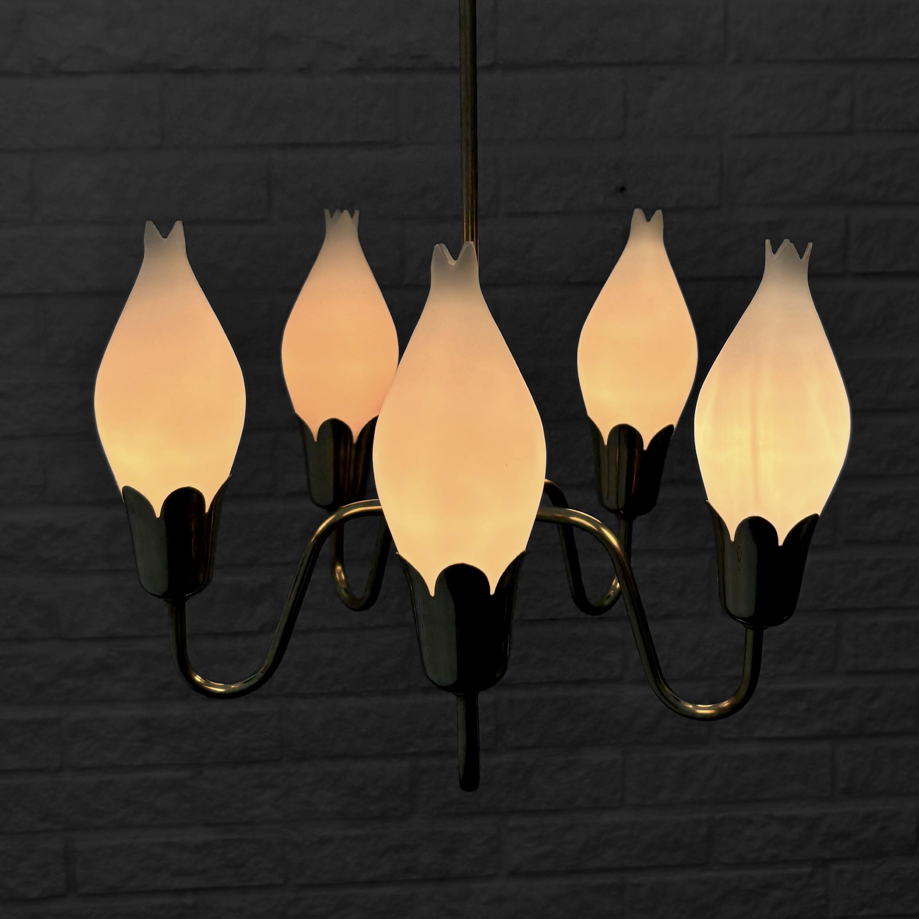 Lampadario scandinavo di metà secolo in ottone Tulip, Fog & Mørup, Danimarca, anni '50 In condizioni buone in vendita a Forserum, SE