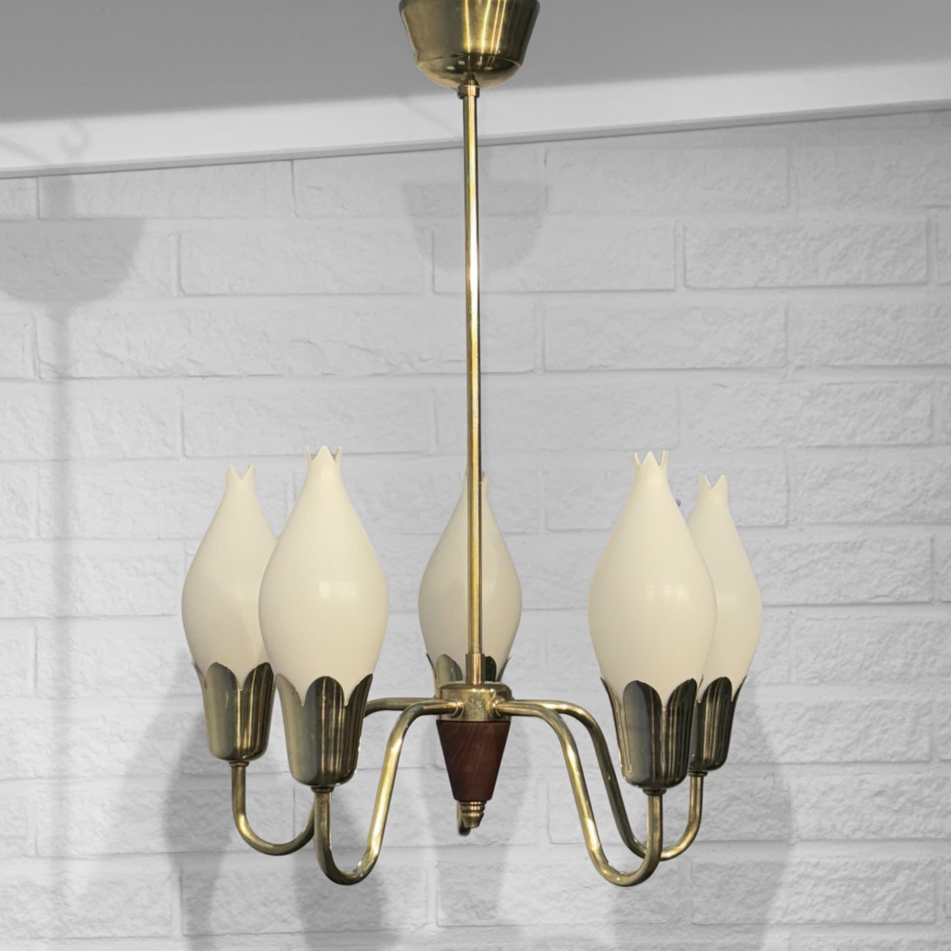 Metà XX secolo Lampadario scandinavo di metà secolo in ottone Tulip, Fog & Mørup, Danimarca, anni '50 in vendita