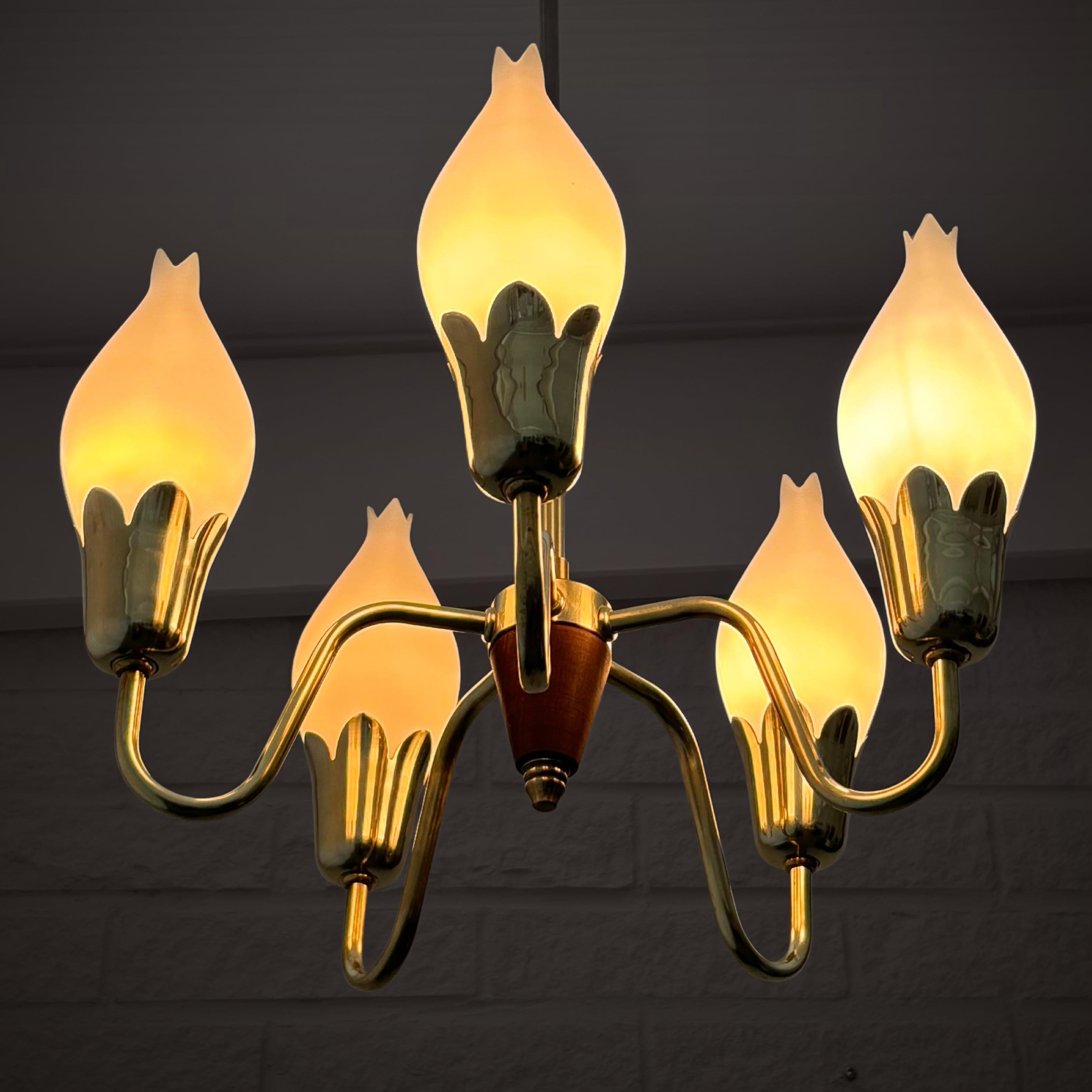 Ottone Lampadario scandinavo di metà secolo in ottone Tulip, Fog & Mørup, Danimarca, anni '50 in vendita