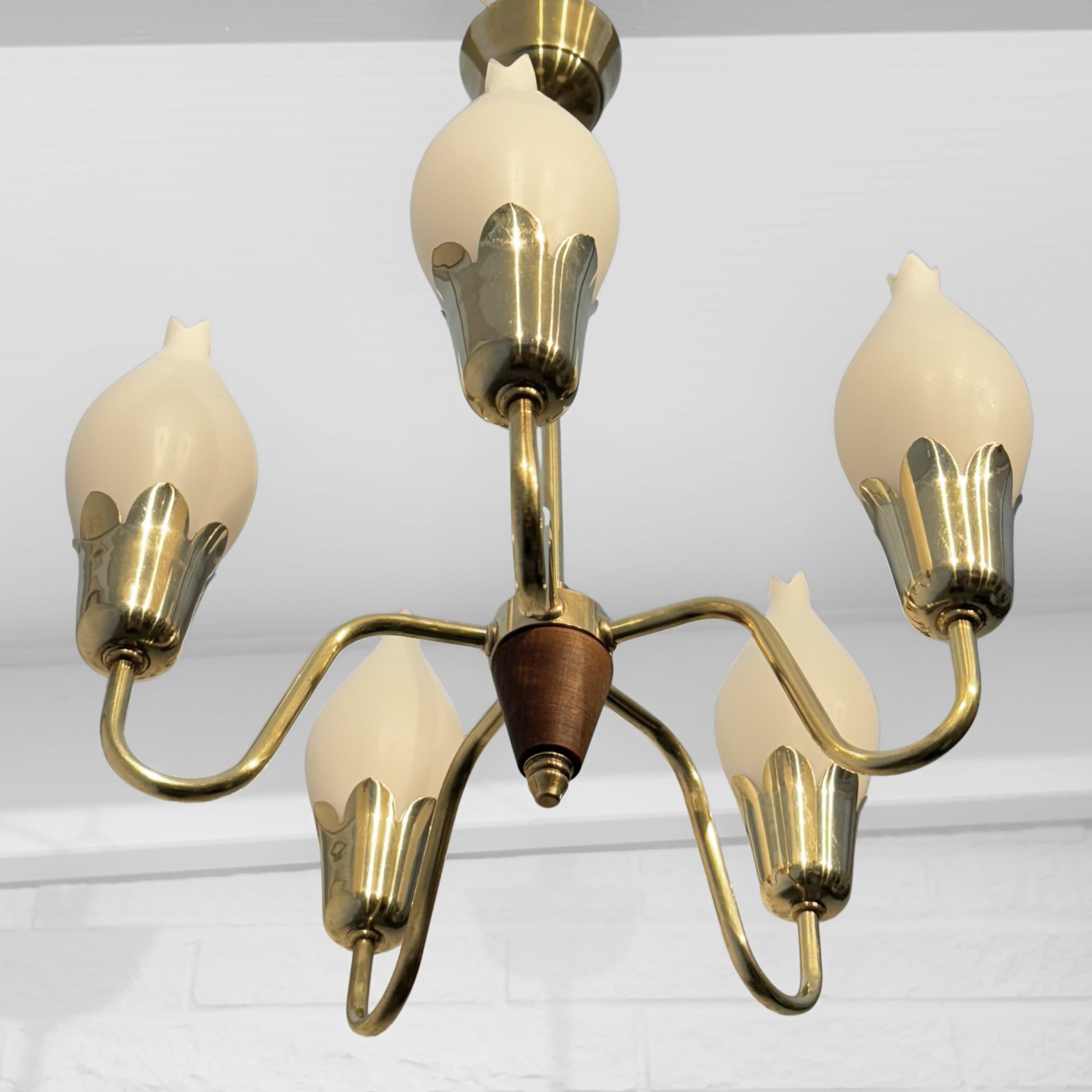 Lampadario scandinavo di metà secolo in ottone Tulip, Fog & Mørup, Danimarca, anni '50 in vendita 1