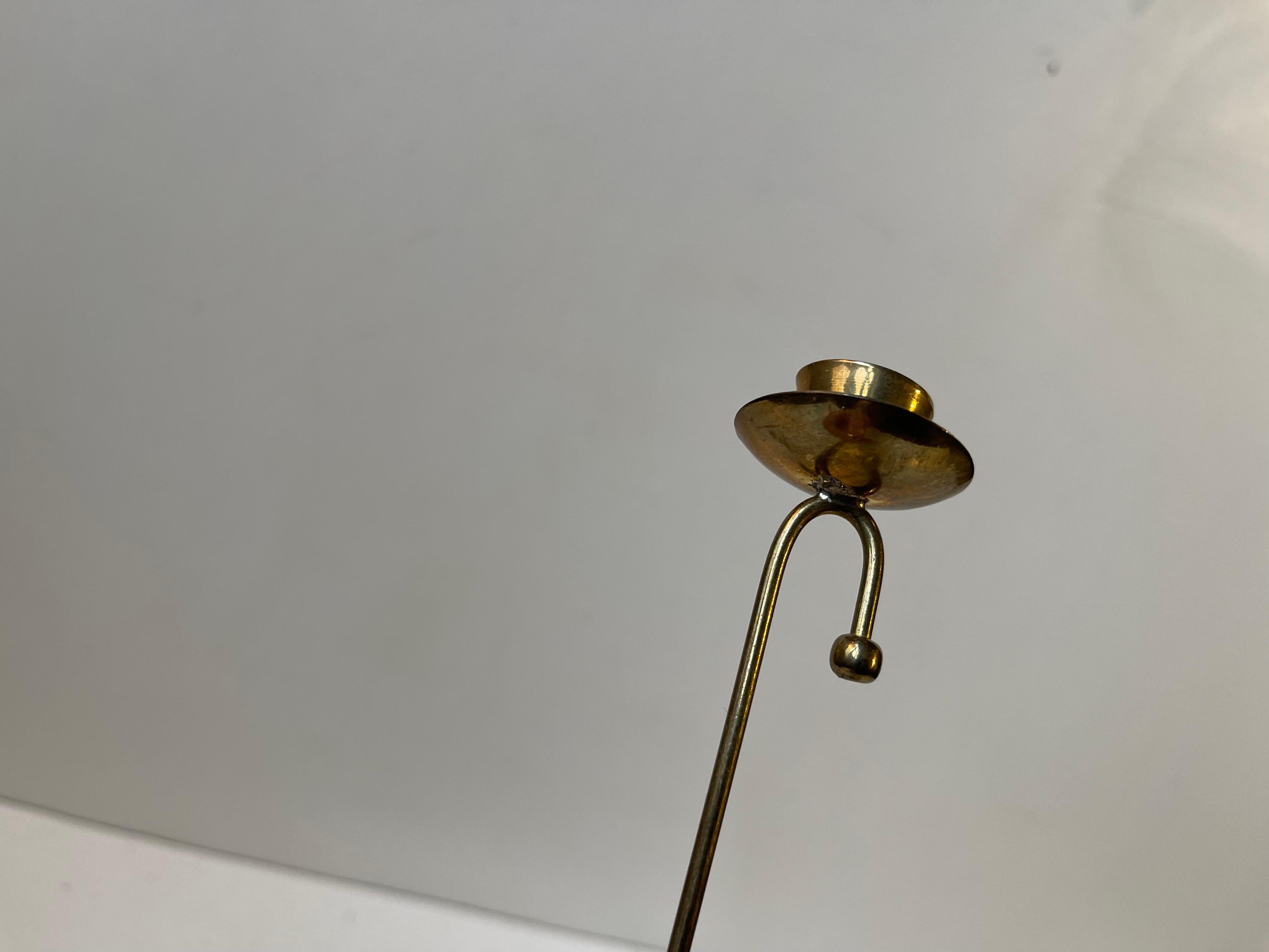 Mid-Century moderno Portacandele scandinavo in ottone di metà secolo - Contrappeso, anni '60 in vendita