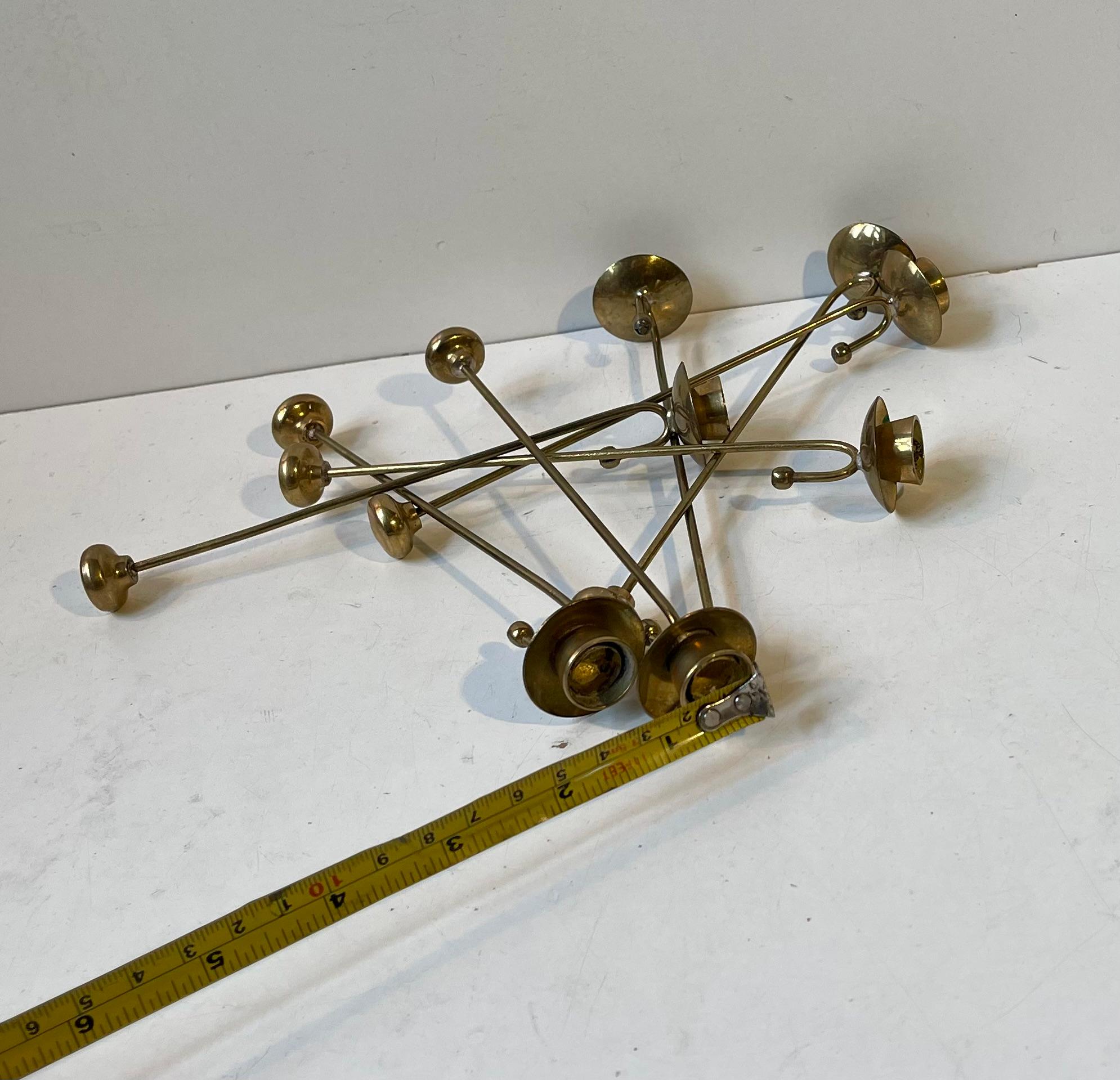 Portacandele scandinavo in ottone di metà secolo - Contrappeso, anni '60 in vendita 1