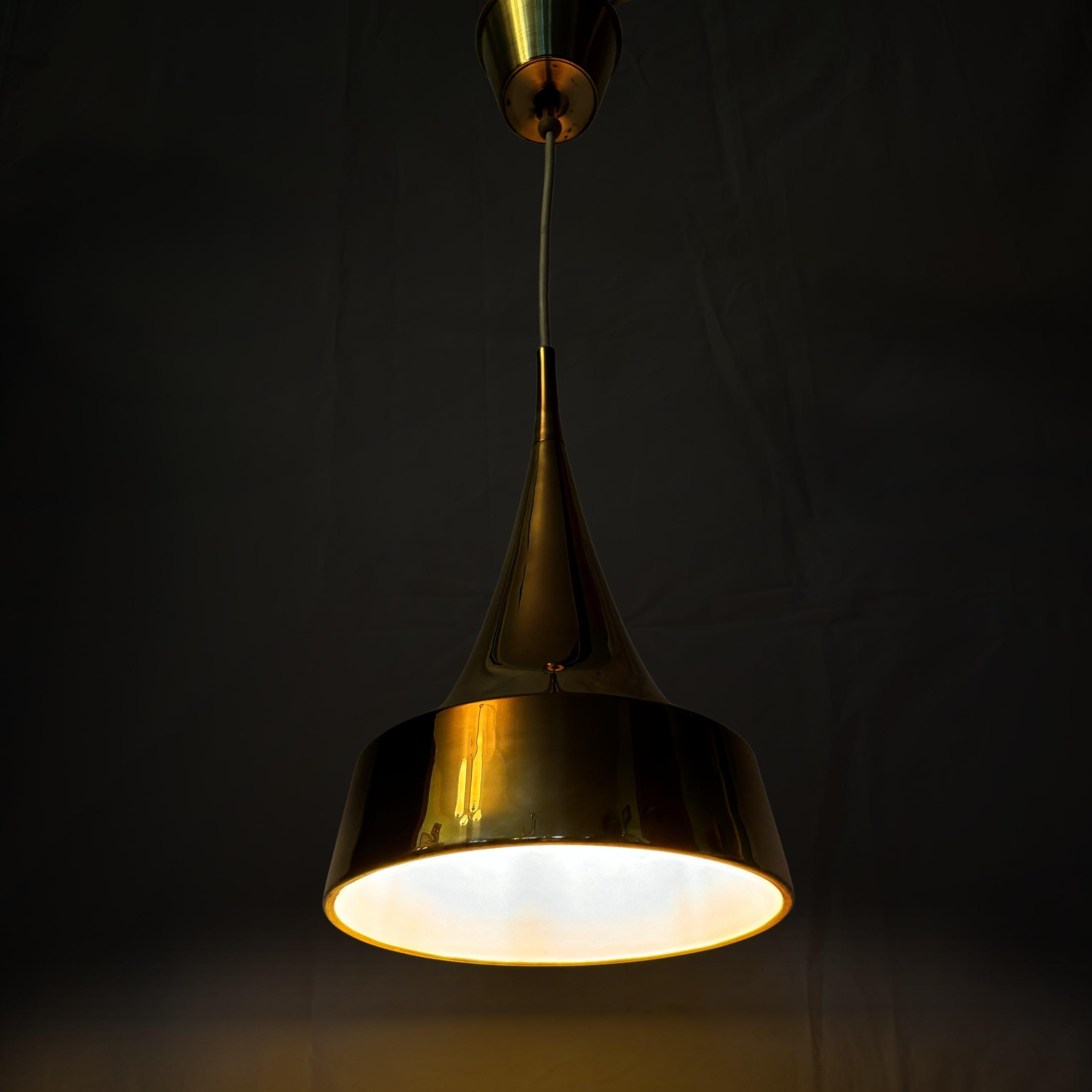 Scandinavian mid-century brass pendant lamp by Eje Ahlgren for Bergboms, Sweden In Good Condition For Sale In Forserum, SE
