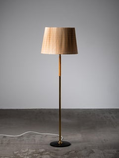 Skandinavische Stehlampe aus Messing und Rattan aus der Mitte des Jahrhunderts, 1950er Jahre