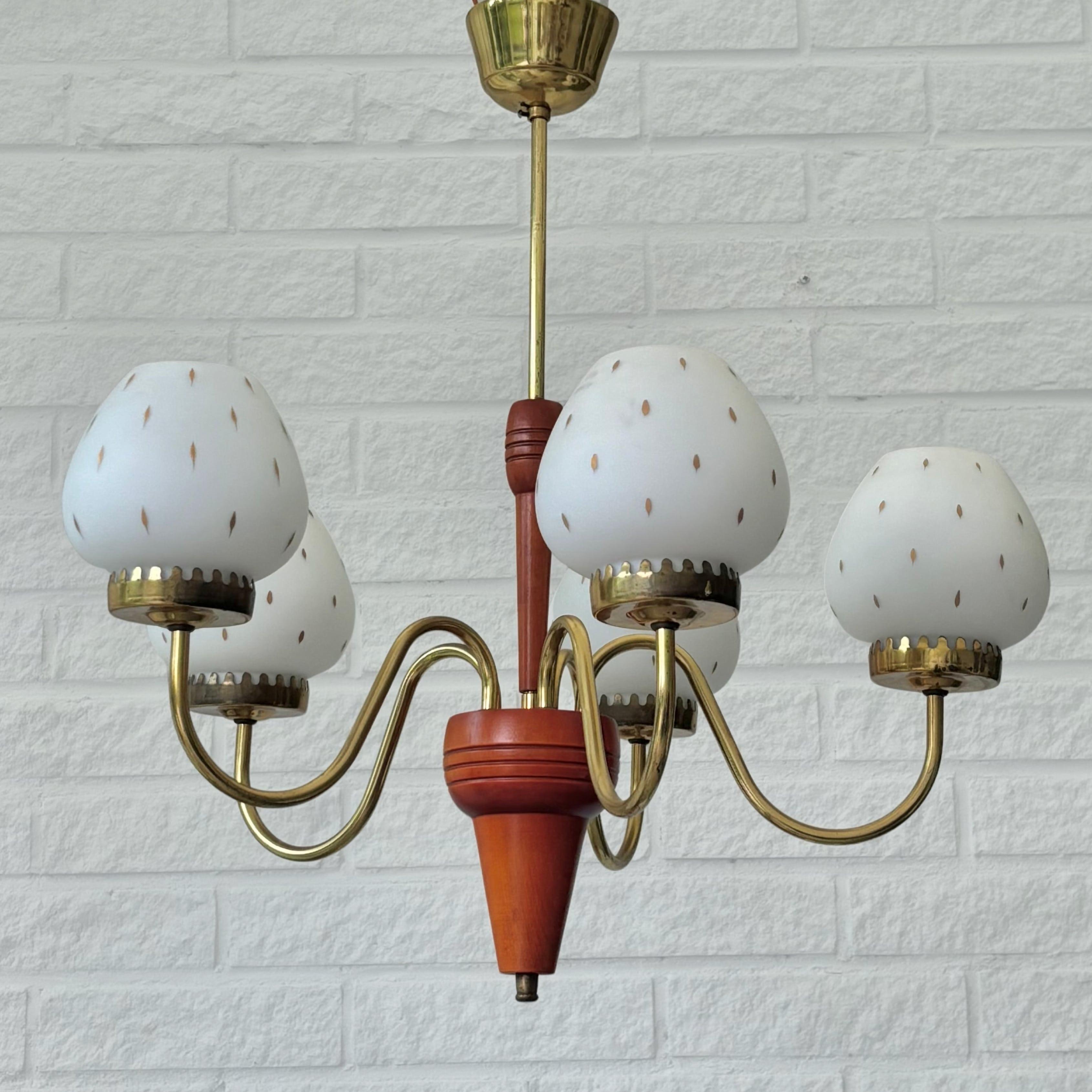Svedese Lampadario scandinavo di metà secolo, ottone, vetro e betulla, Svezia, anni '50 in vendita