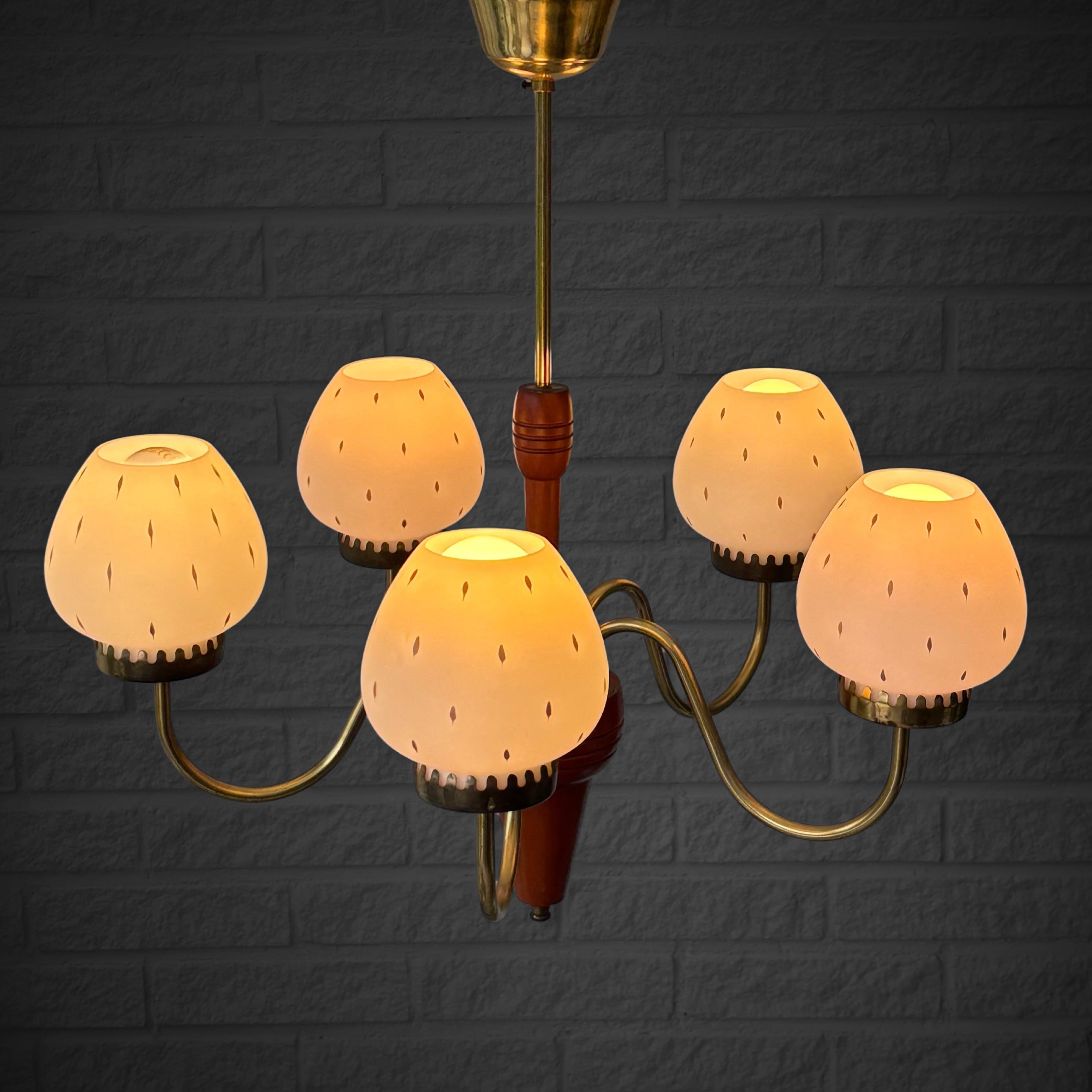 Lampadario scandinavo di metà secolo, ottone, vetro e betulla, Svezia, anni '50 In condizioni buone in vendita a Forserum, SE