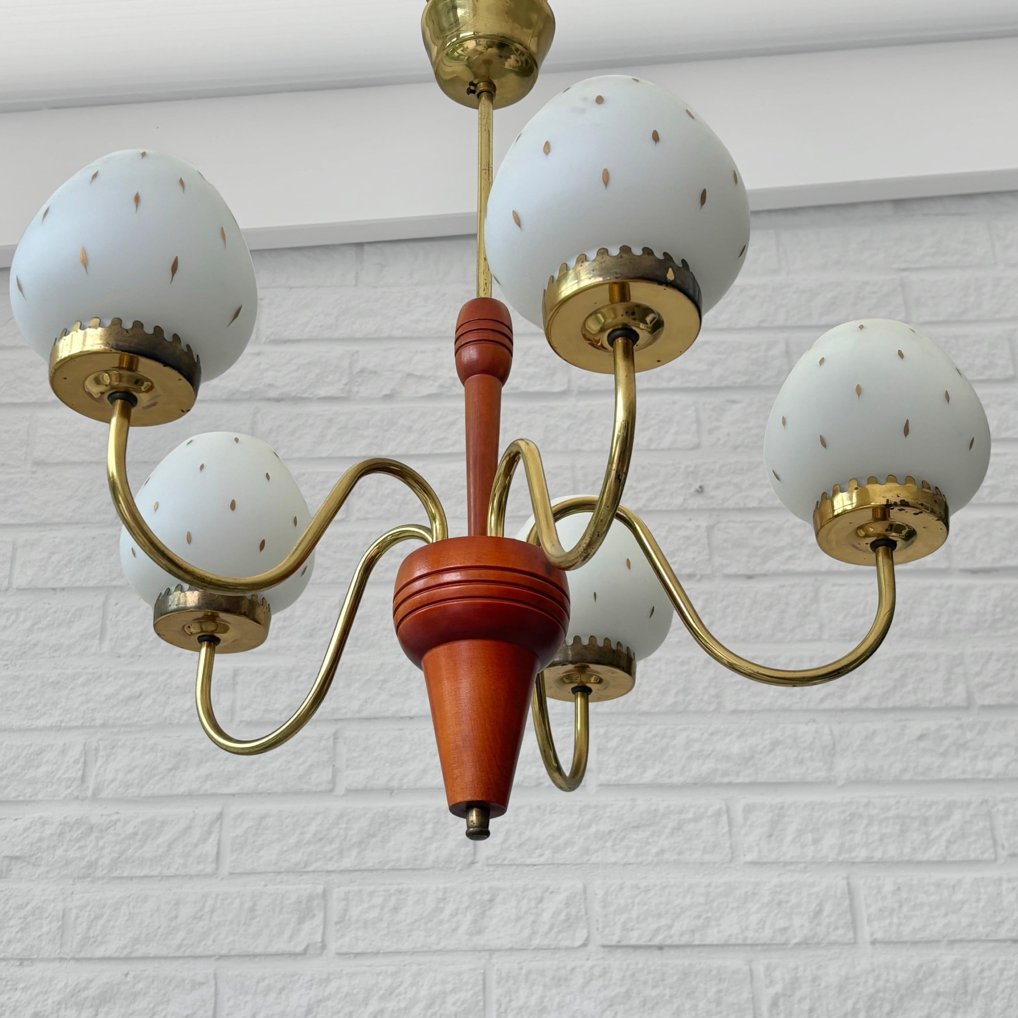 Ottone Lampadario scandinavo di metà secolo, ottone, vetro e betulla, Svezia, anni '50 in vendita