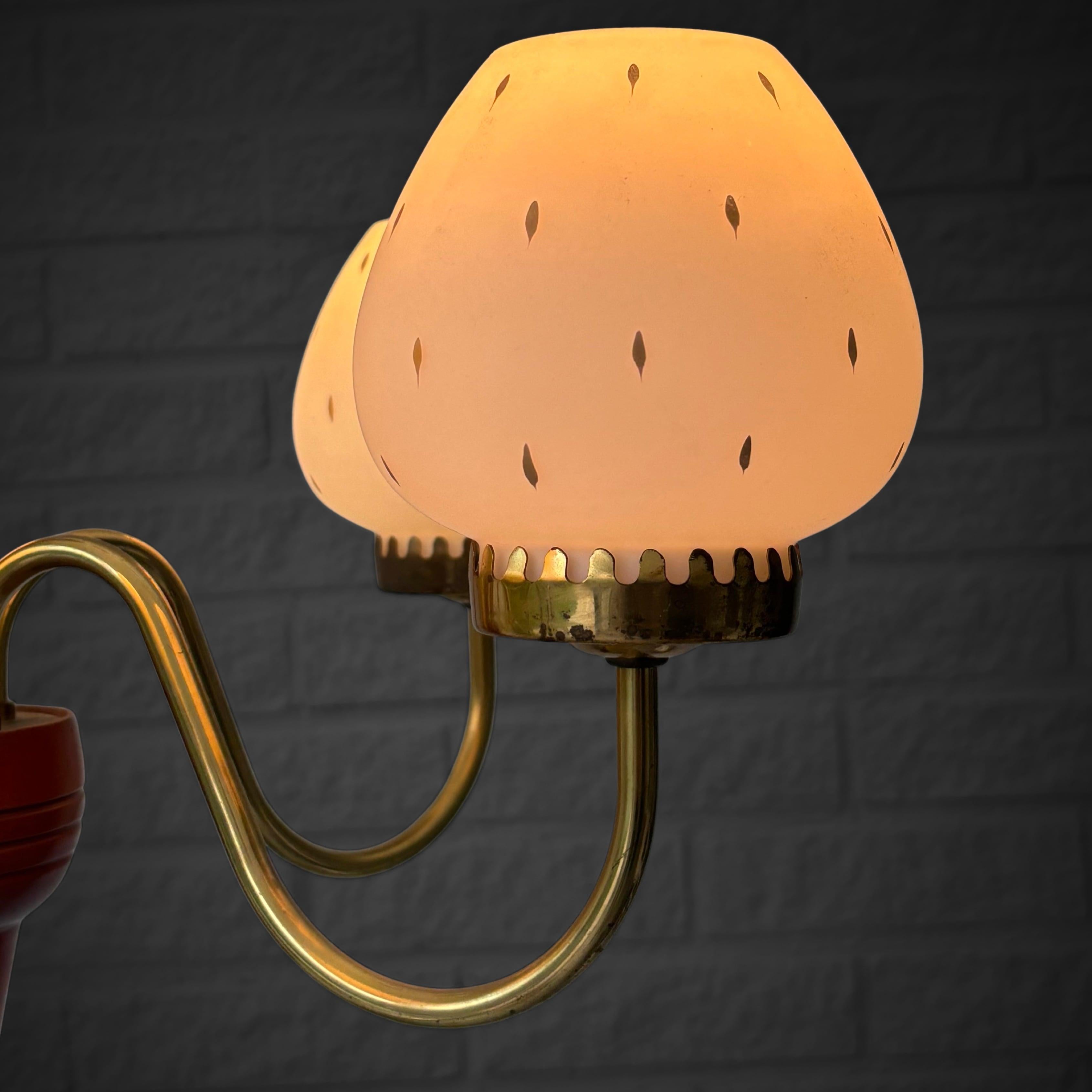 Lampadario scandinavo di metà secolo, ottone, vetro e betulla, Svezia, anni '50 in vendita 1