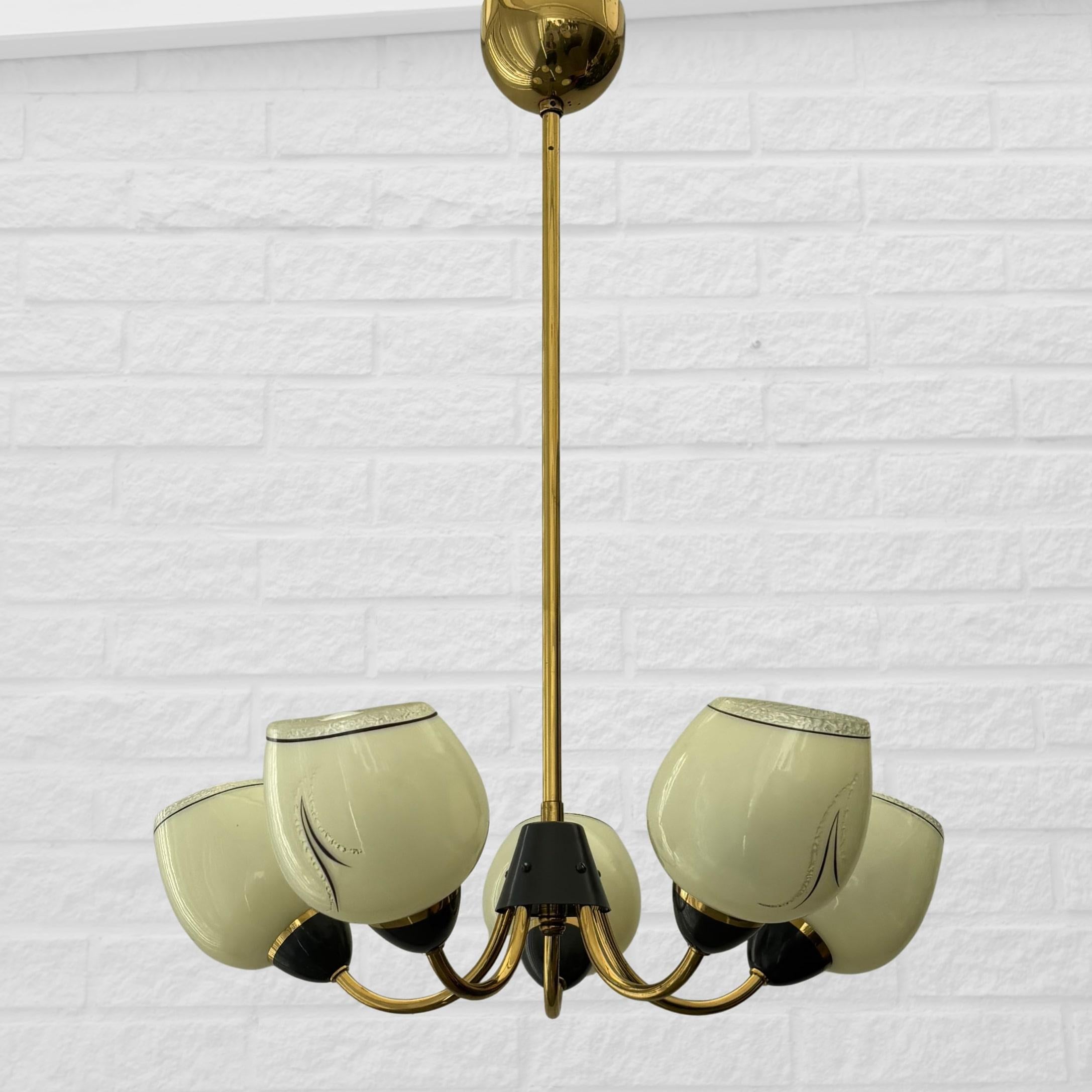 Un lampadario scandinavo della metà del secolo scorso, prodotto da un fabbricante svedese non identificato negli anni '40. Questo elegante pezzo è realizzato in ottone lucido e presenta cinque bracci graziosamente curvi che si irradiano da un centro