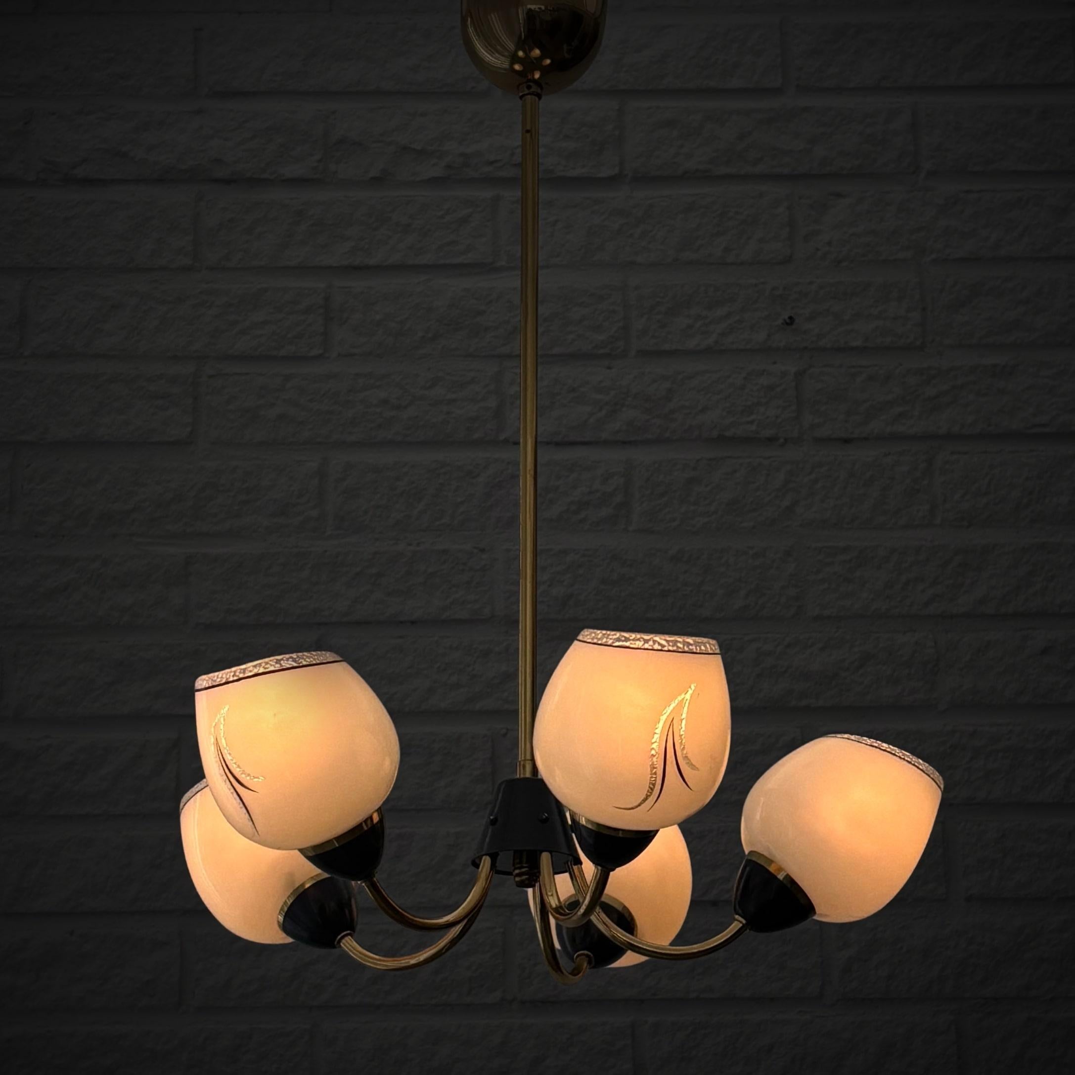 Scandinavo moderno Lampadario scandinavo di metà secolo, ottone e vetro, cinque bracci, Svezia, anni '40 in vendita