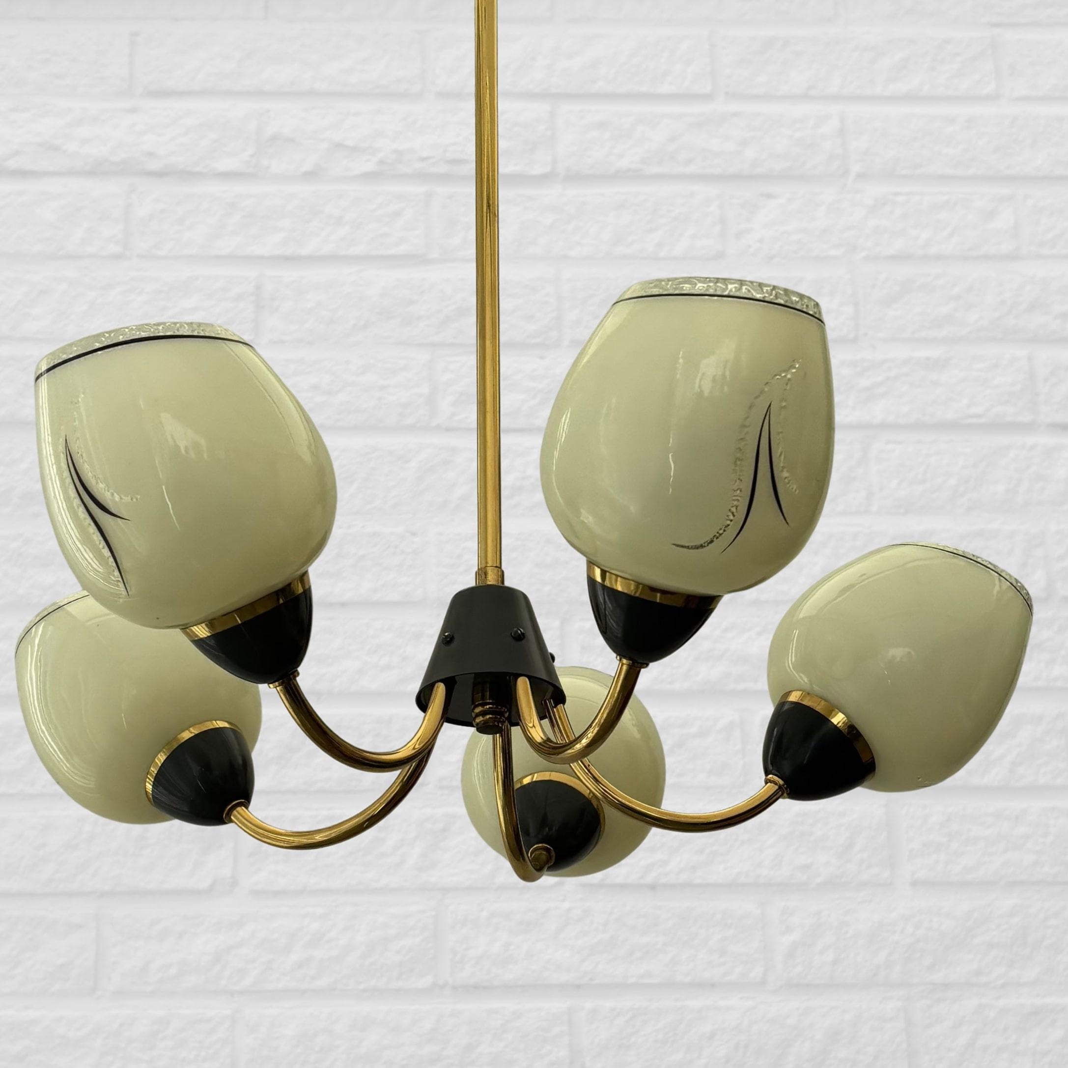 Svedese Lampadario scandinavo di metà secolo, ottone e vetro, cinque bracci, Svezia, anni '40 in vendita