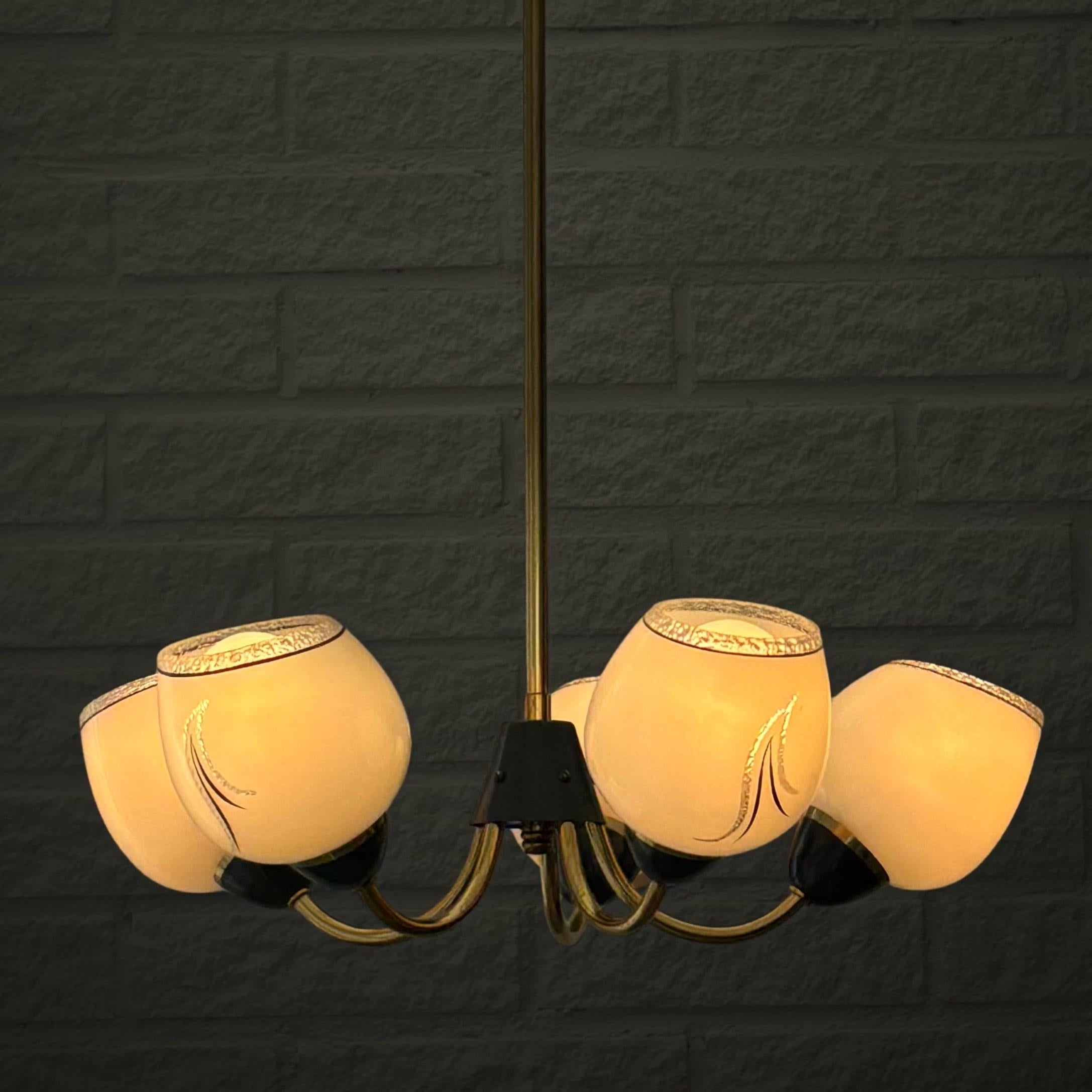 Lampadario scandinavo di metà secolo, ottone e vetro, cinque bracci, Svezia, anni '40 In condizioni buone in vendita a Forserum, SE