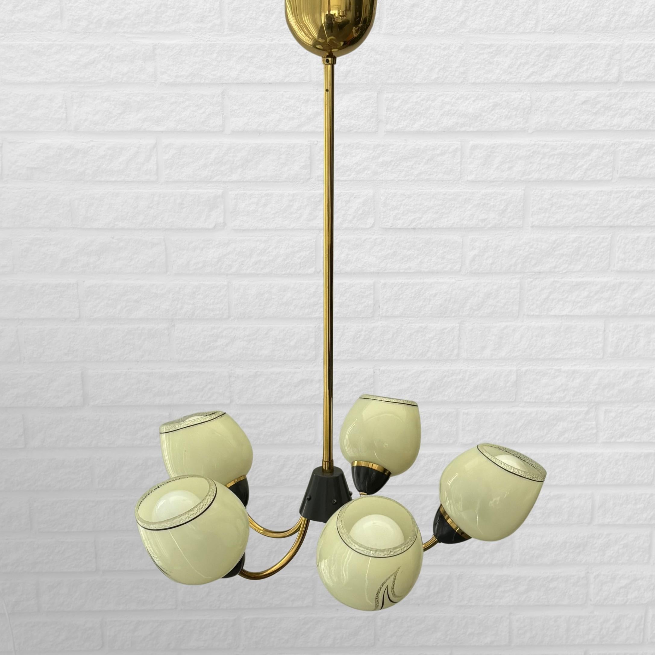 Metà XX secolo Lampadario scandinavo di metà secolo, ottone e vetro, cinque bracci, Svezia, anni '40 in vendita