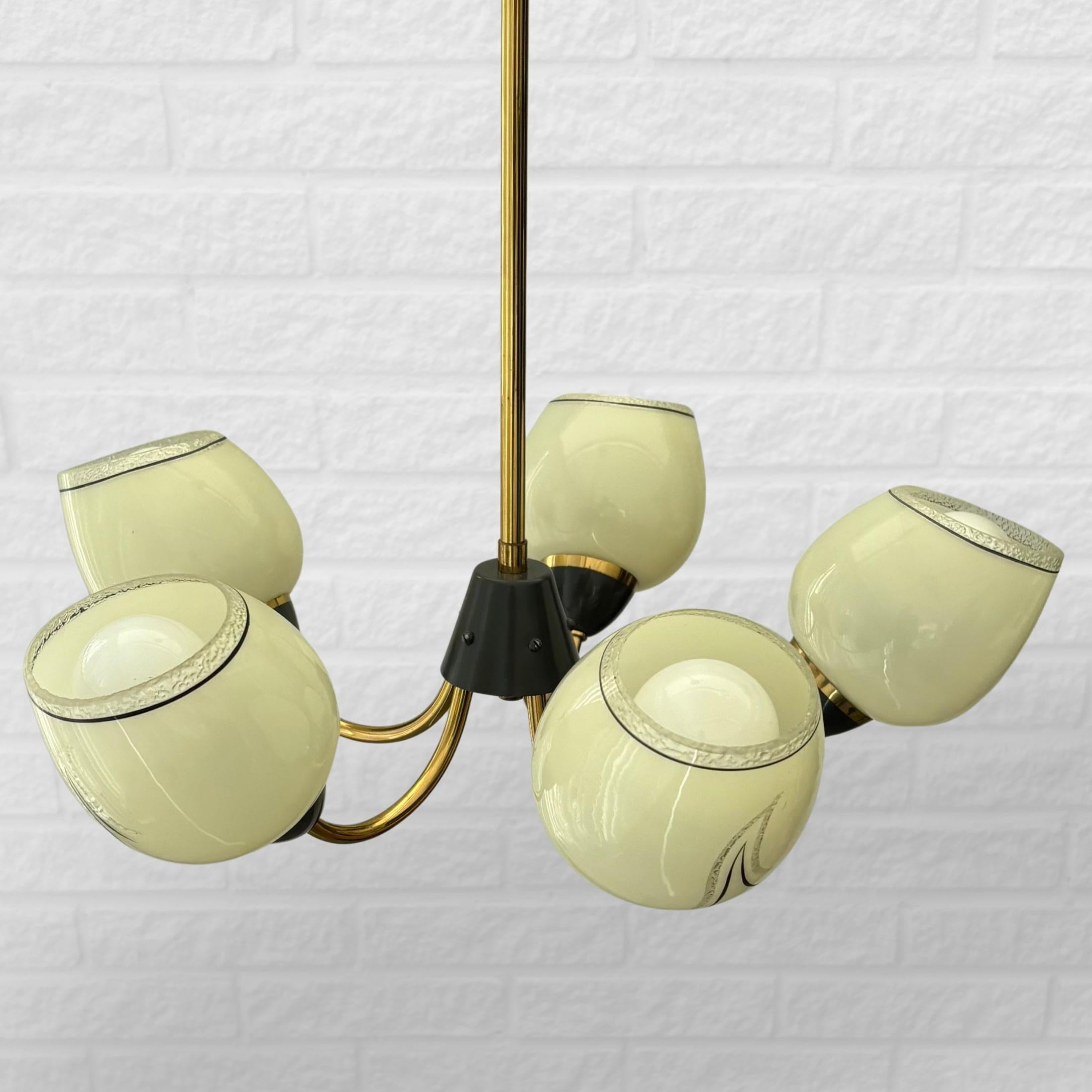 Ottone Lampadario scandinavo di metà secolo, ottone e vetro, cinque bracci, Svezia, anni '40 in vendita
