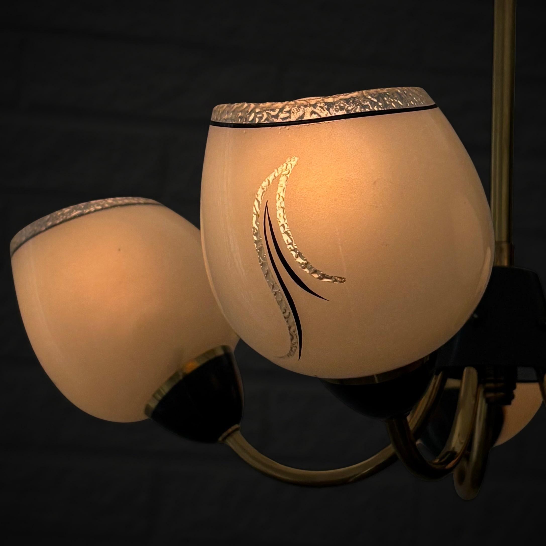 Lampadario scandinavo di metà secolo, ottone e vetro, cinque bracci, Svezia, anni '40 in vendita 1