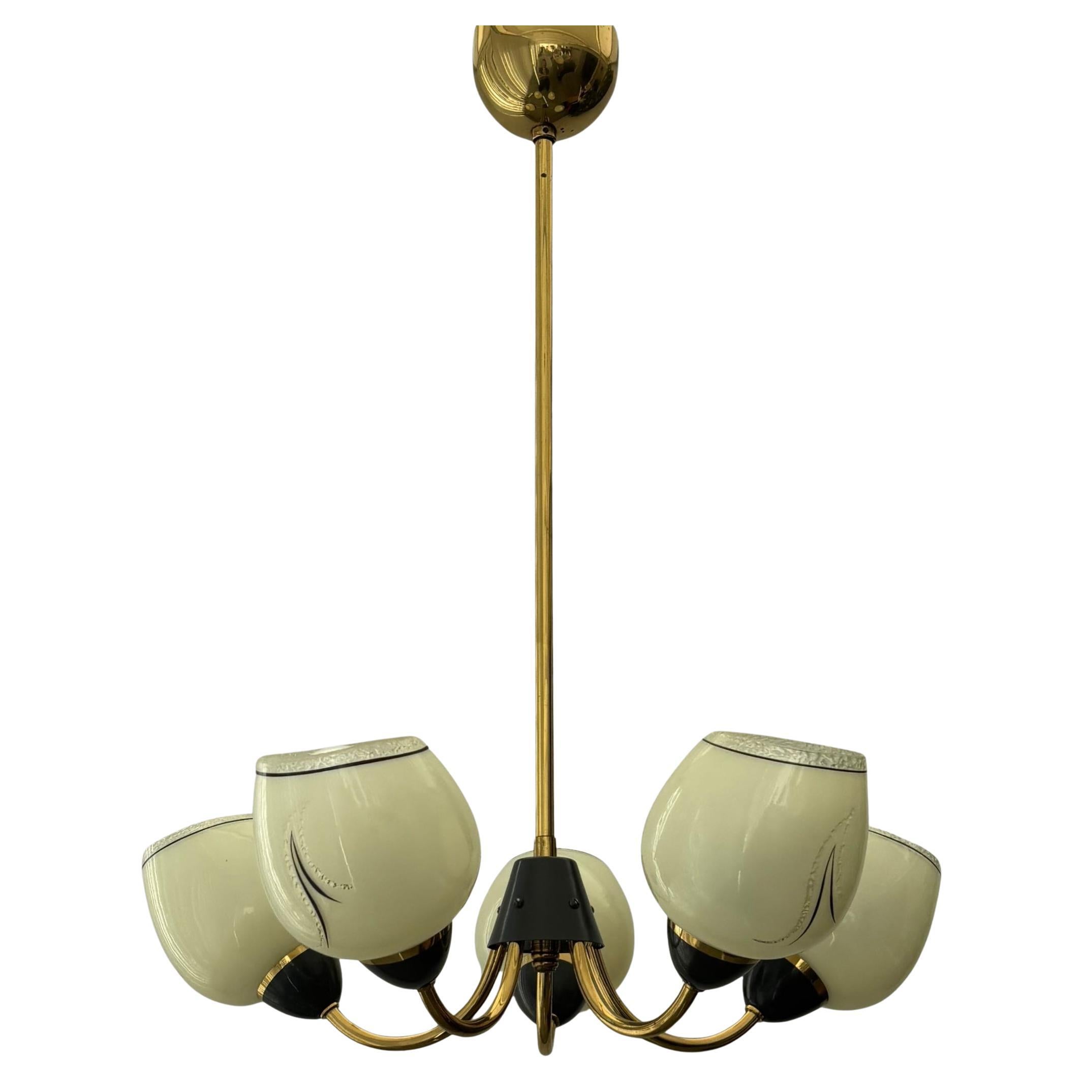 Lampadario scandinavo di metà secolo, ottone e vetro, cinque bracci, Svezia, anni '40