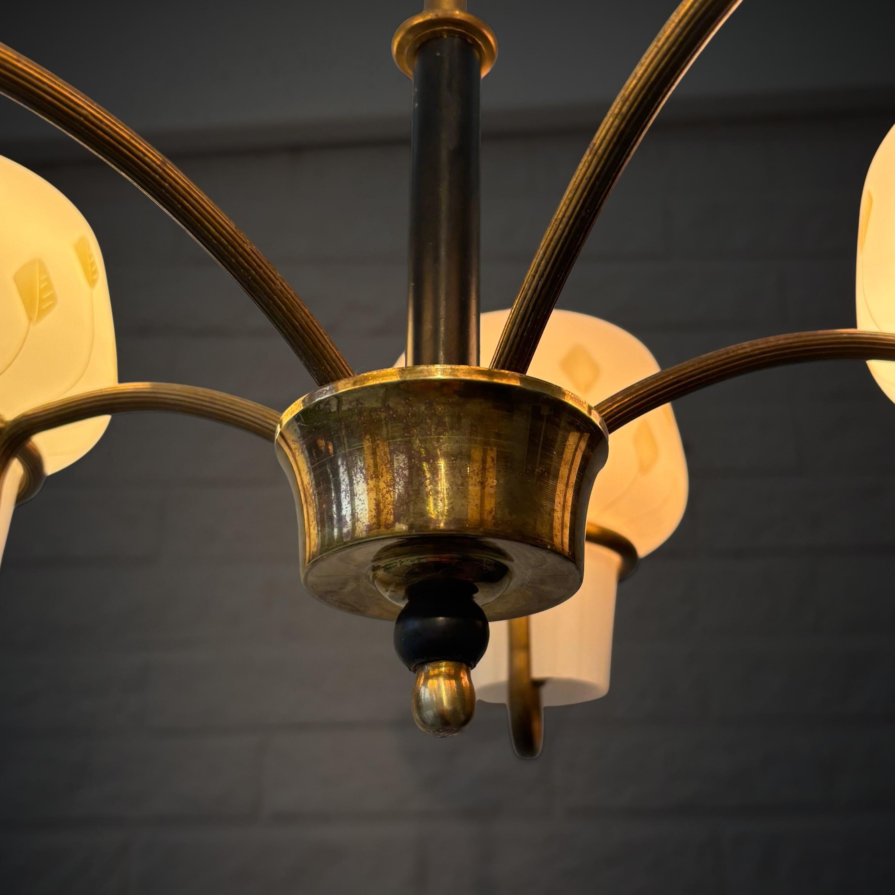Lampadario scandinavo di metà secolo, ottone e vetro, cinque bracci, Svezia, anni '1950 in vendita 3