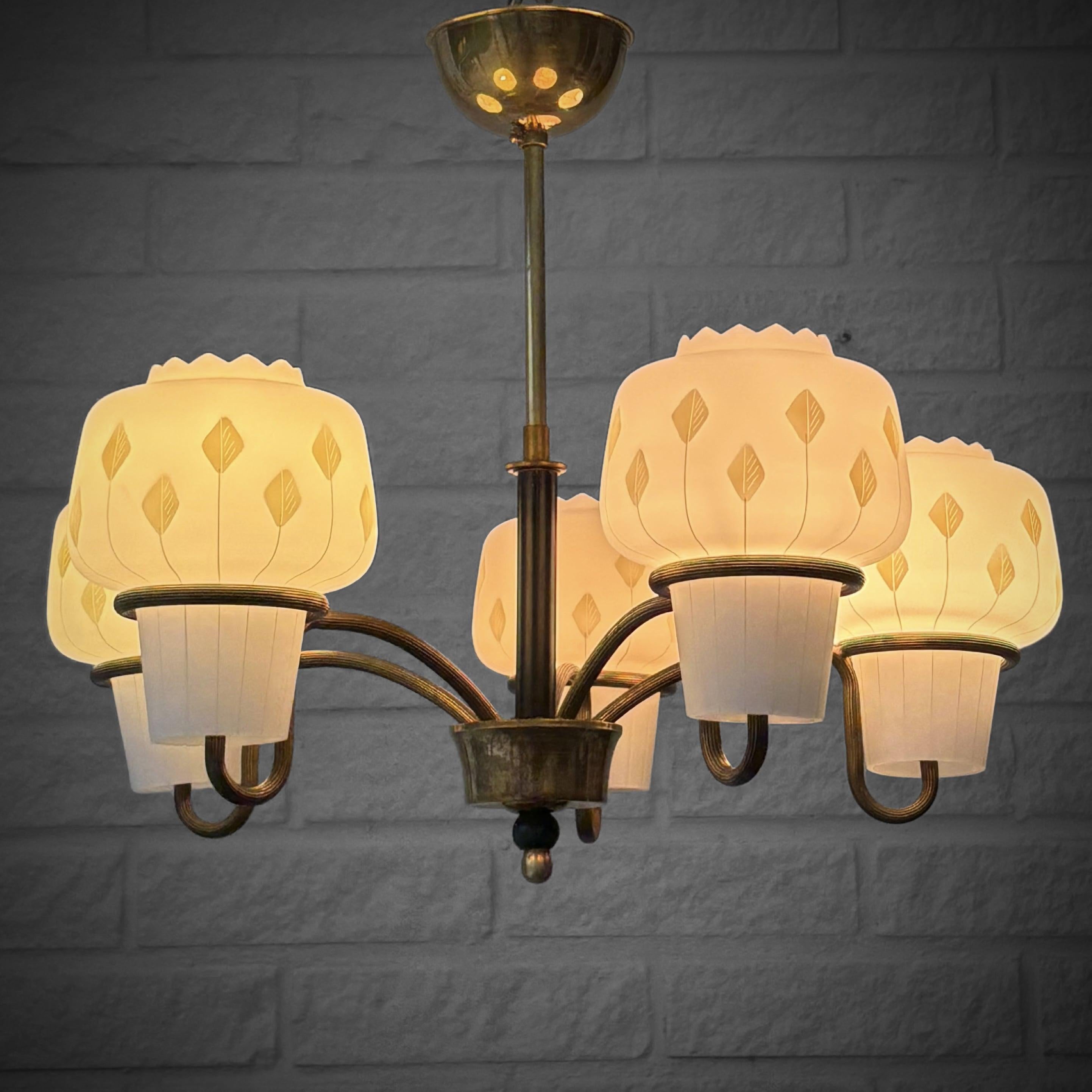 Scandinavo moderno Lampadario scandinavo di metà secolo, ottone e vetro, cinque bracci, Svezia, anni '1950 in vendita