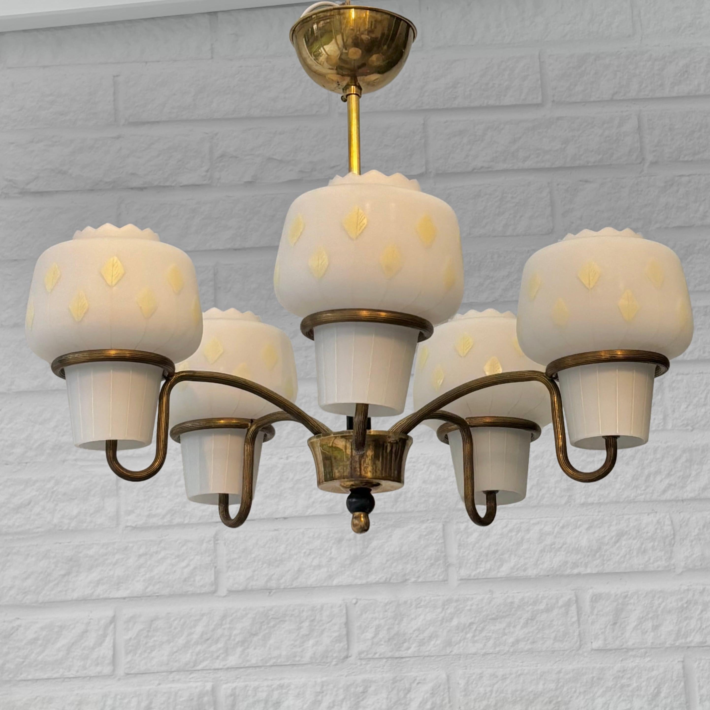Svedese Lampadario scandinavo di metà secolo, ottone e vetro, cinque bracci, Svezia, anni '1950 in vendita