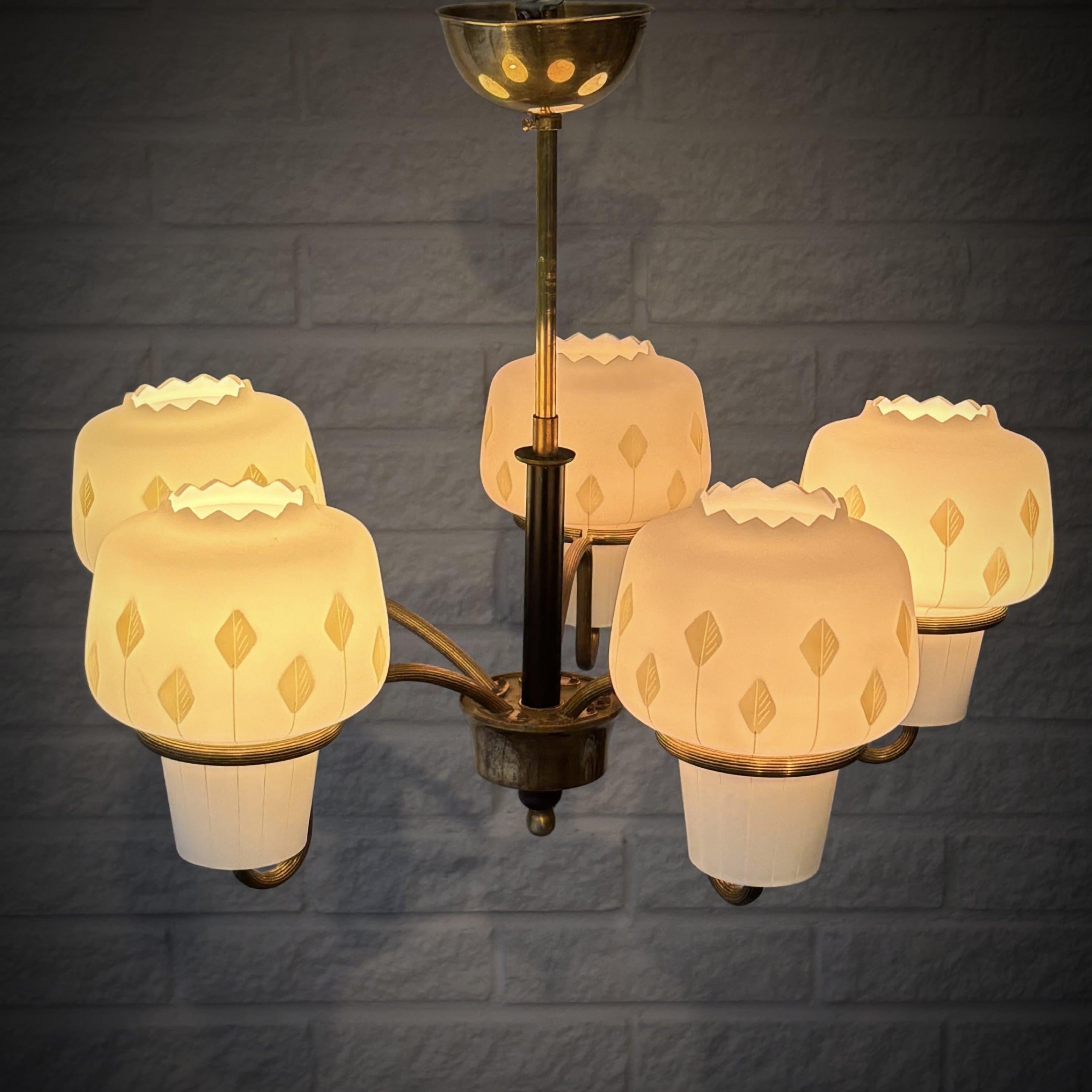 Lampadario scandinavo di metà secolo, ottone e vetro, cinque bracci, Svezia, anni '1950 In condizioni buone in vendita a Forserum, SE