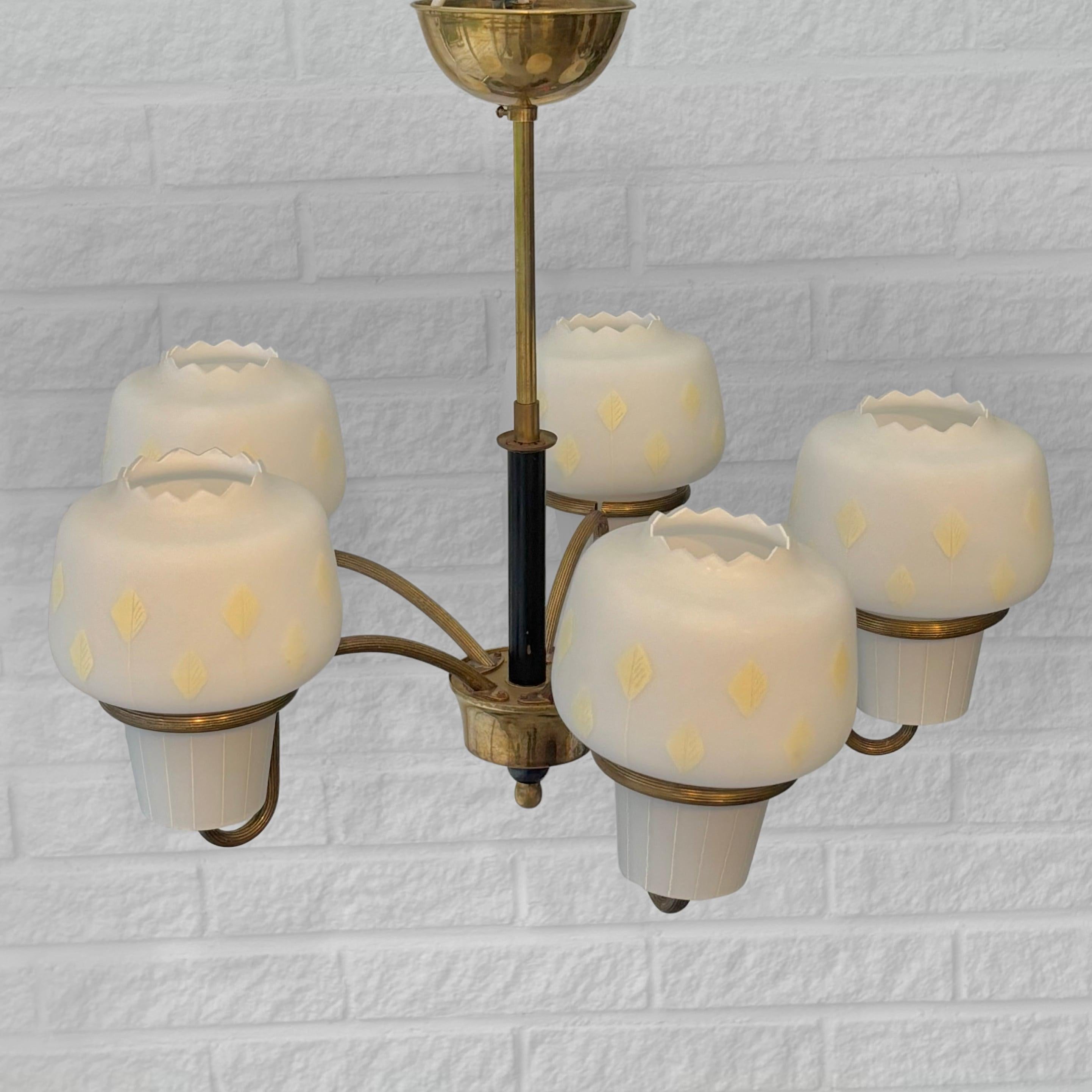 Metà XX secolo Lampadario scandinavo di metà secolo, ottone e vetro, cinque bracci, Svezia, anni '1950 in vendita