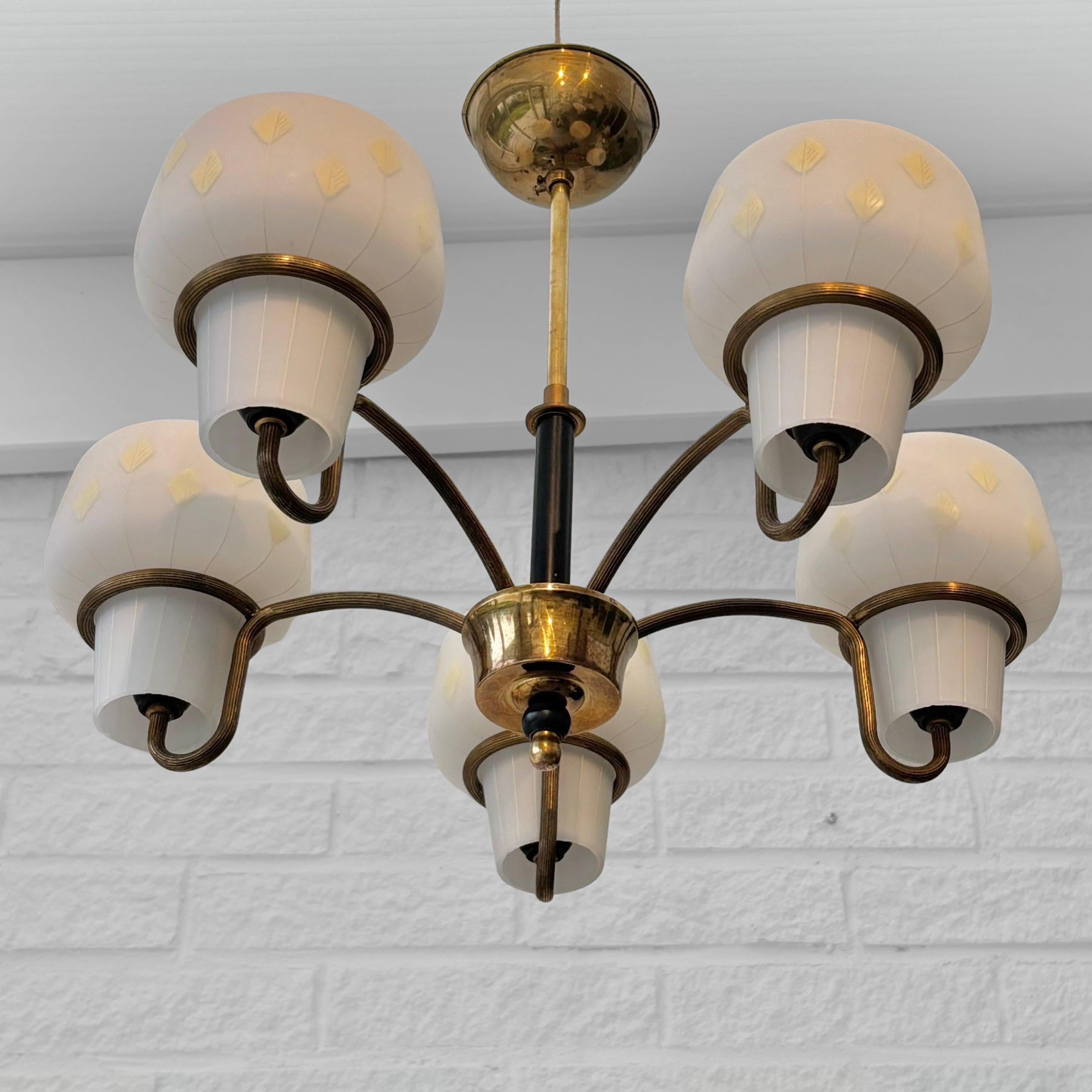 Ottone Lampadario scandinavo di metà secolo, ottone e vetro, cinque bracci, Svezia, anni '1950 in vendita