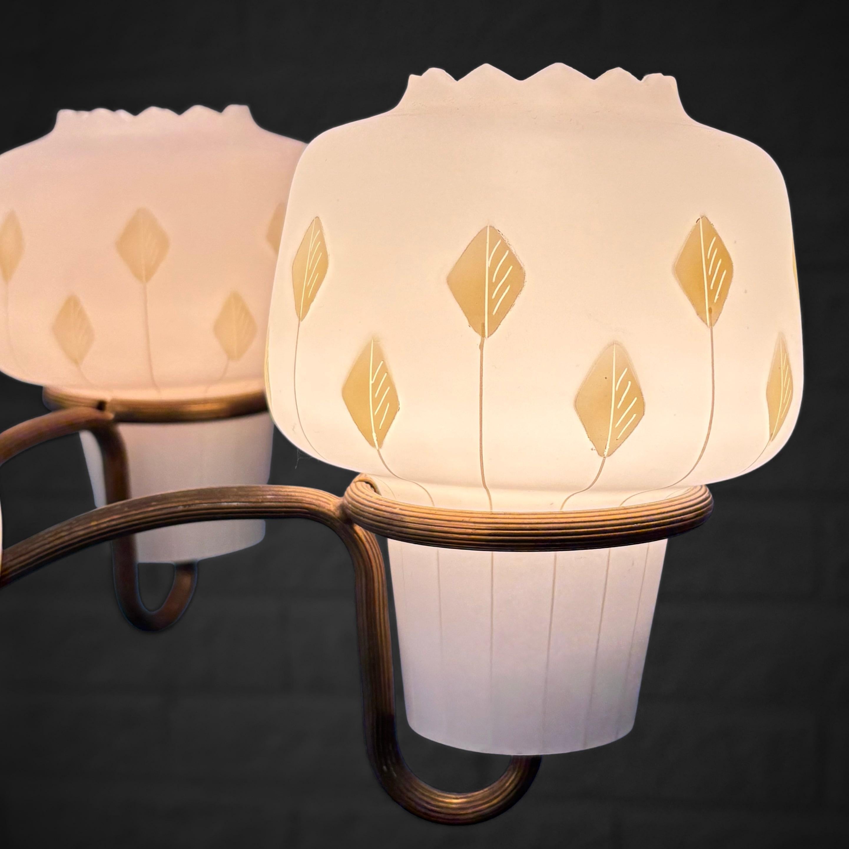 Lampadario scandinavo di metà secolo, ottone e vetro, cinque bracci, Svezia, anni '1950 in vendita 1