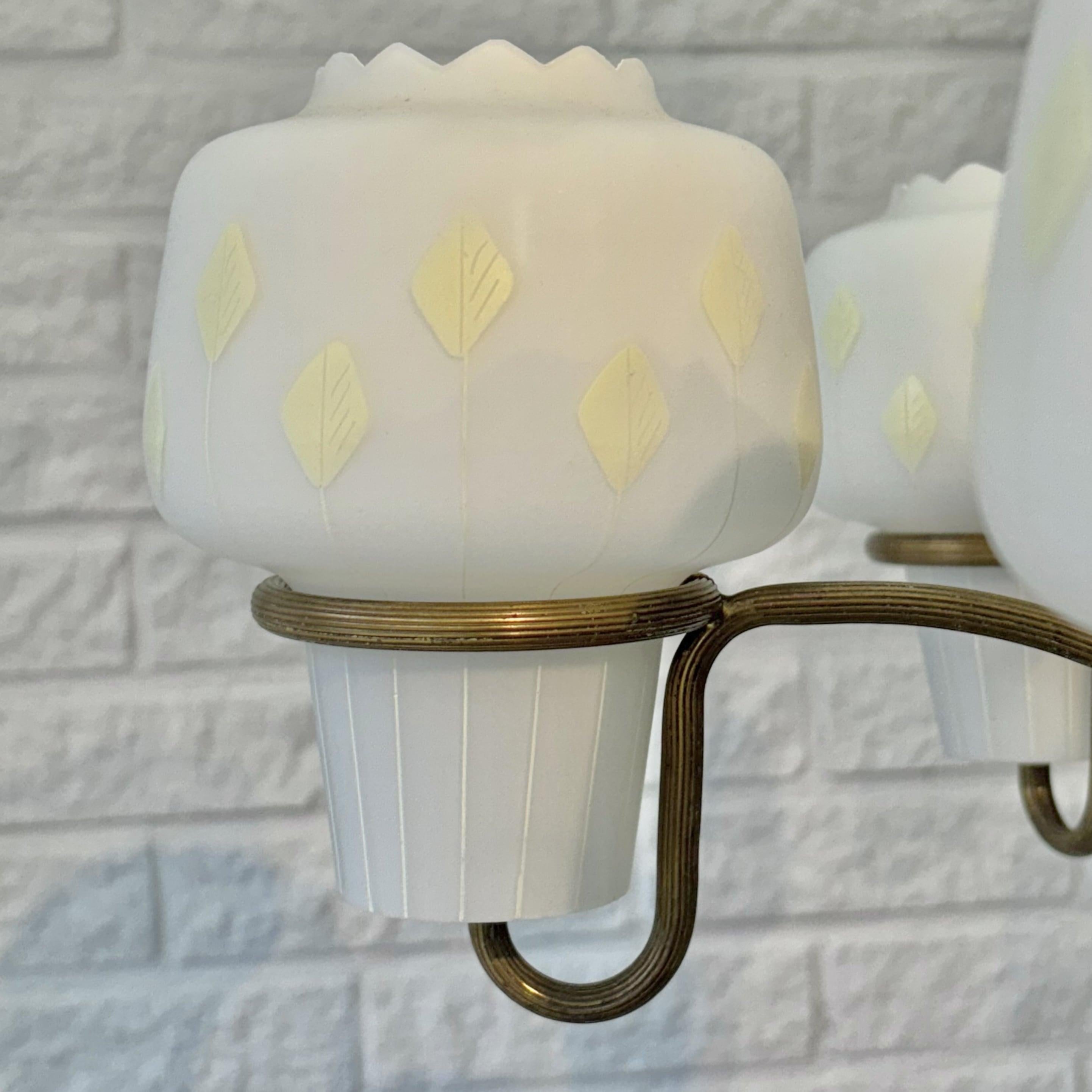 Lampadario scandinavo di metà secolo, ottone e vetro, cinque bracci, Svezia, anni '1950 in vendita 2