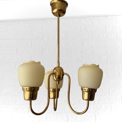 Skandinavischer Kronleuchter aus der Mitte des Jahrhunderts, Messing und Glas, drei Arme, Schweden, 1940er Jahre