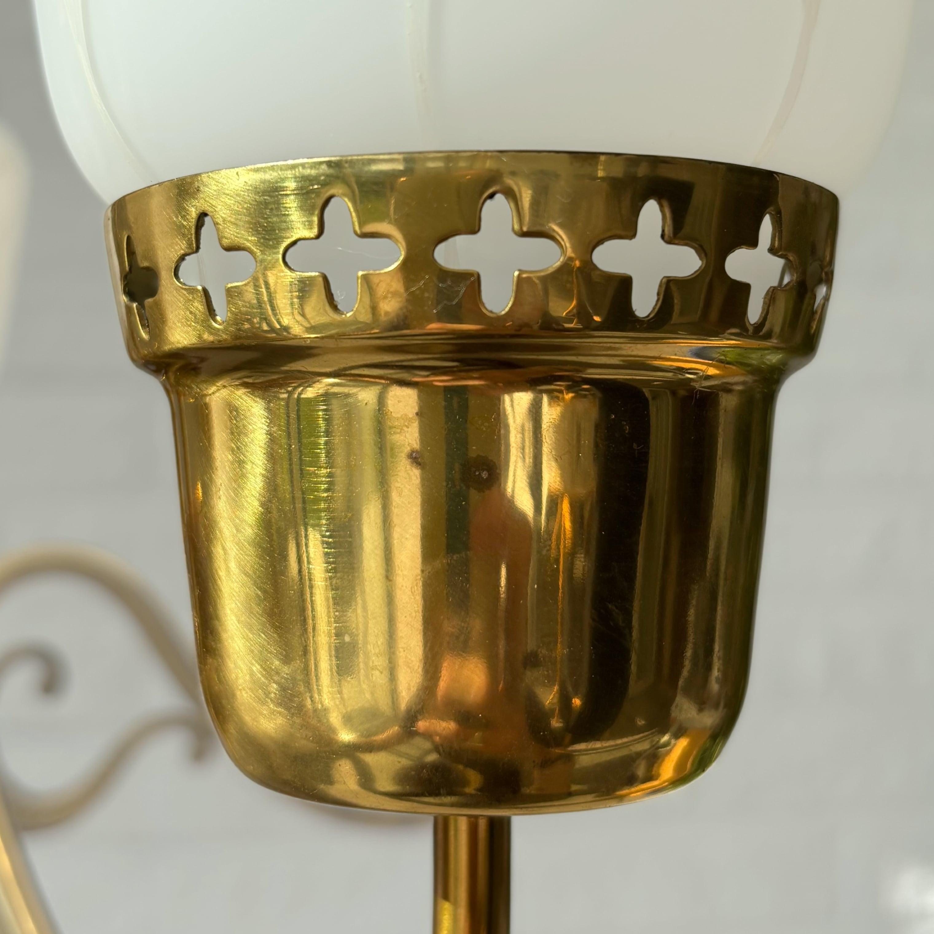 Lampadario scandinavo di metà secolo, ottone e vetro opalino, Svezia, anni '50 in vendita 3